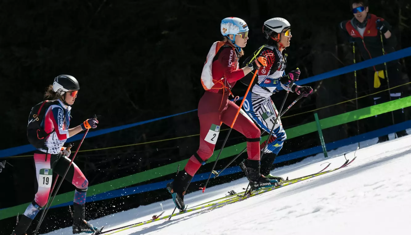 NORGES OL-HÅP: Ida Waldal (t.v.) i aksjon under VM i randonee i Morgins i 2025, der hun konkurrerte mot blant andre sveitsiske Marianne Fatton og slovakiske Marianna Jagercikova. Foto: AFP / NTB