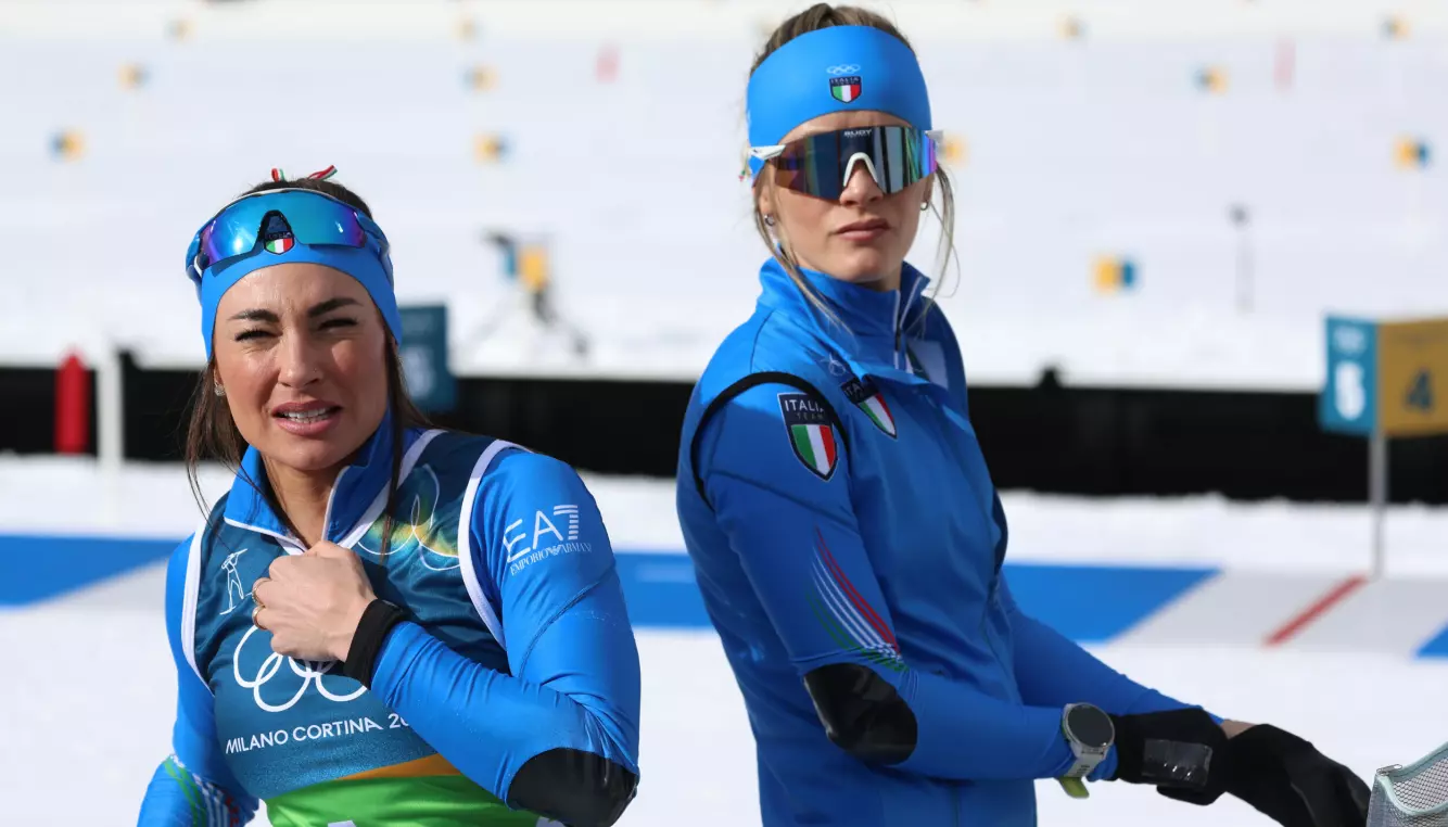 SKUFFET STORT: Dorothea Wierer gikk en svak etappe for det italienske laget. Hannah Auchentaller gikk den første etappen for Italia, og måtte bruke ekstraskudd. Foto: Felice Calabro / IPA AGENCY / NTB