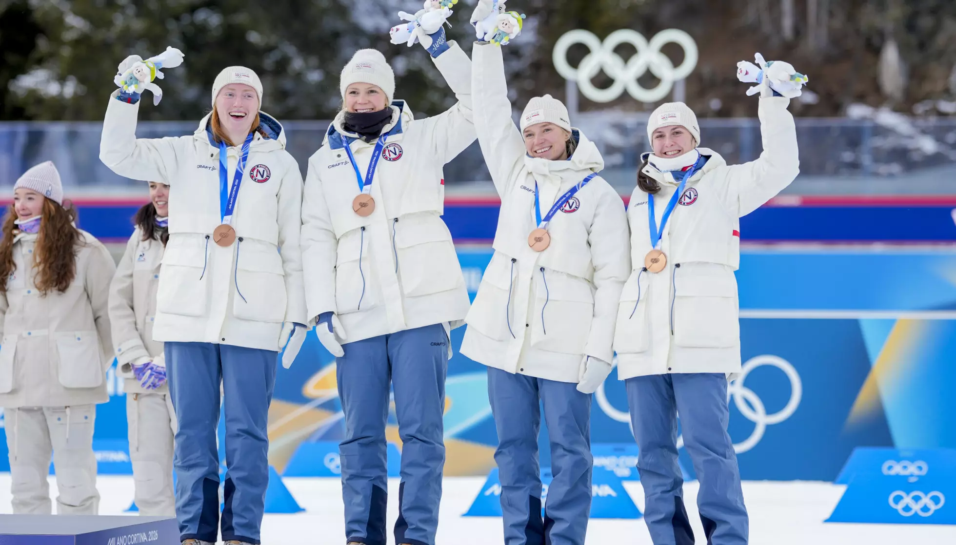 OL-BRONSE: Maren Hjelmeset Kirkeeide, Karoline Knotten, Juni Arnekleiv og Marthe Kråkstad Johansen ble nummer tre på OL-stafetten. OL-debutant Arnekleiv kjenner Rebecca Passler godt og kommenterer situasjonen. Foto: Heiko Junge / NTB