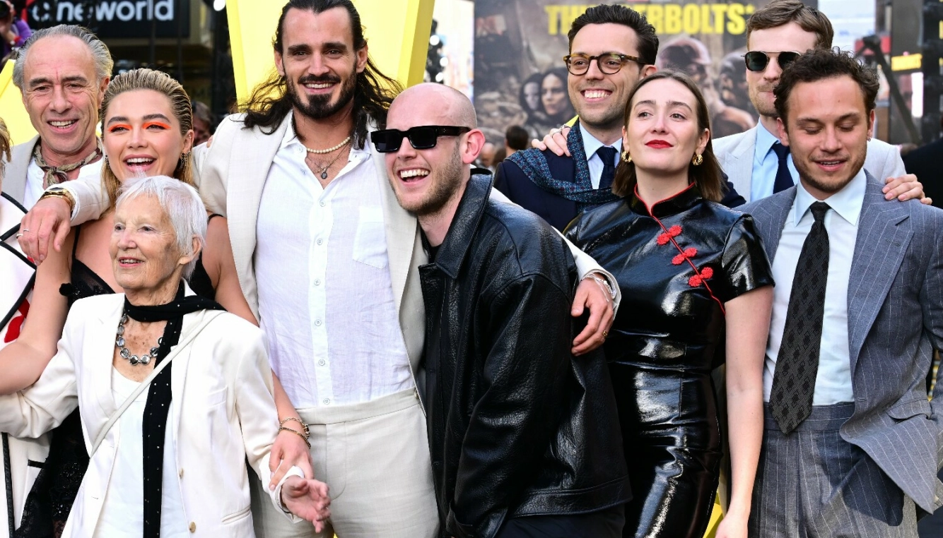 PÅ HVER SIN KANT: Finn Cole (t.h.) var med på festen da Florence Pughs film Thunderbolts hadde premiere i England. Florence bak til venstre. Foto: NTB