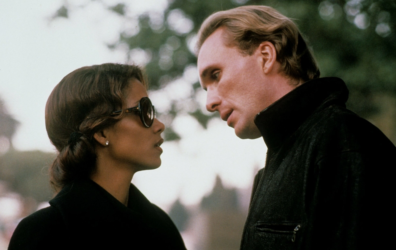 1996: Peter Greene og Halle Berry i «The Rich Man's Wife». Foto: NTB