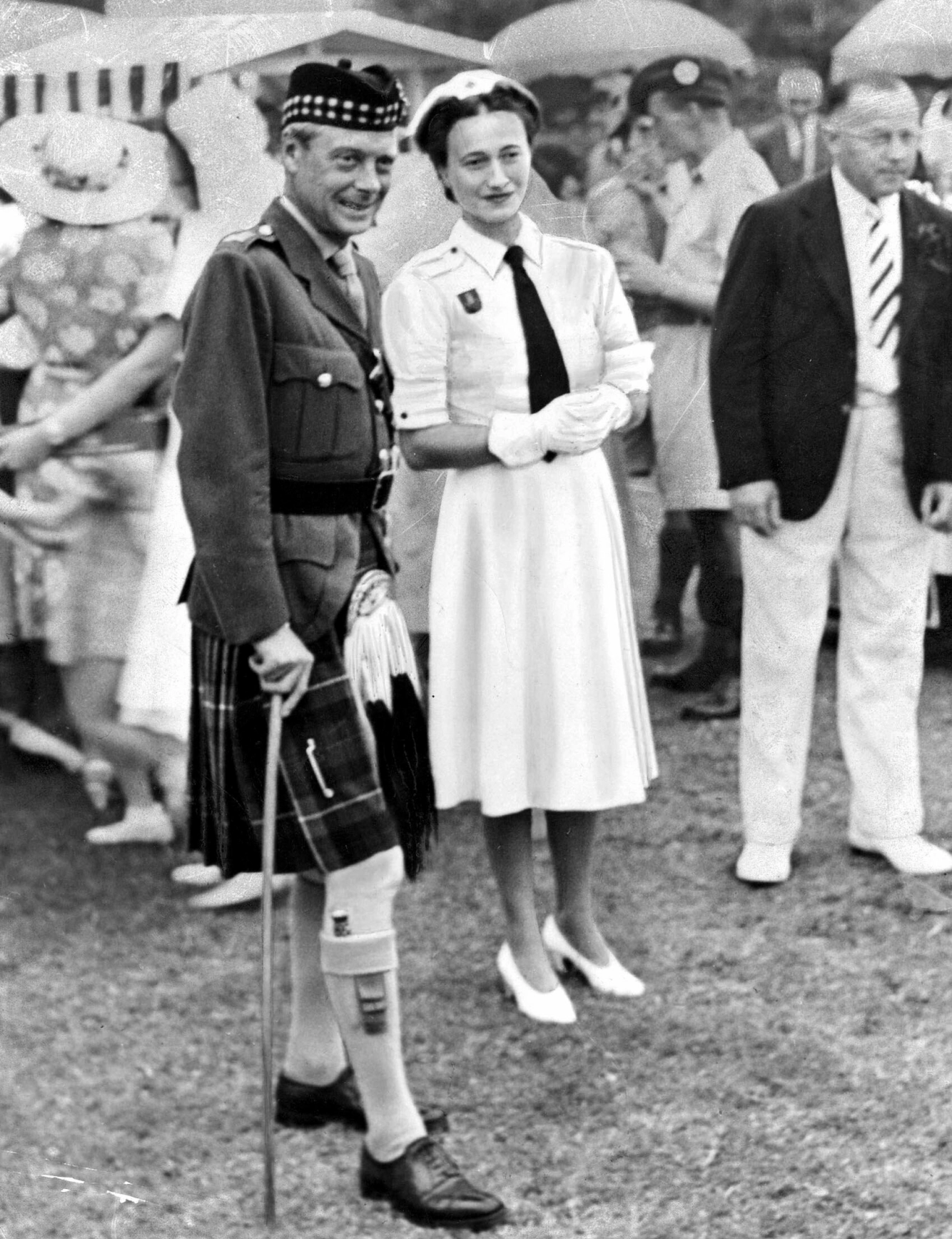 Prins Edward VIII og Wallis Simpson fotografert sammen på et sosietets-event i 1935. Foto: NTB