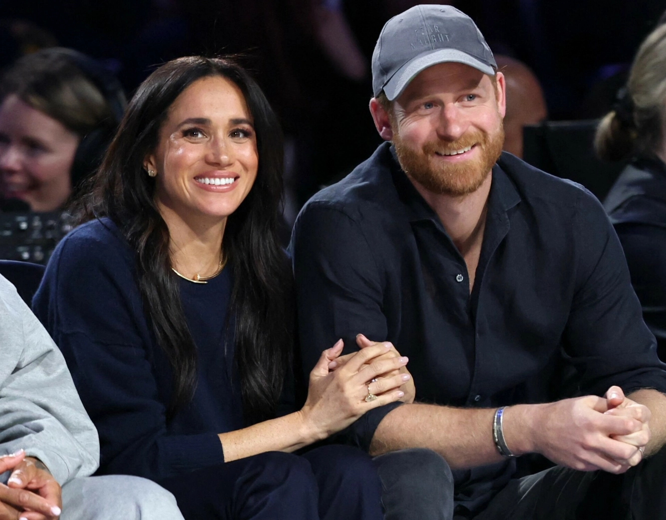 PÅ FØRSTE RAD: Hertuginne Meghan, hennes massive ring på høyre ringfinger, og prins Harry. Foto: Ronald Martinez/ Getty Images/ AFP/ NTB