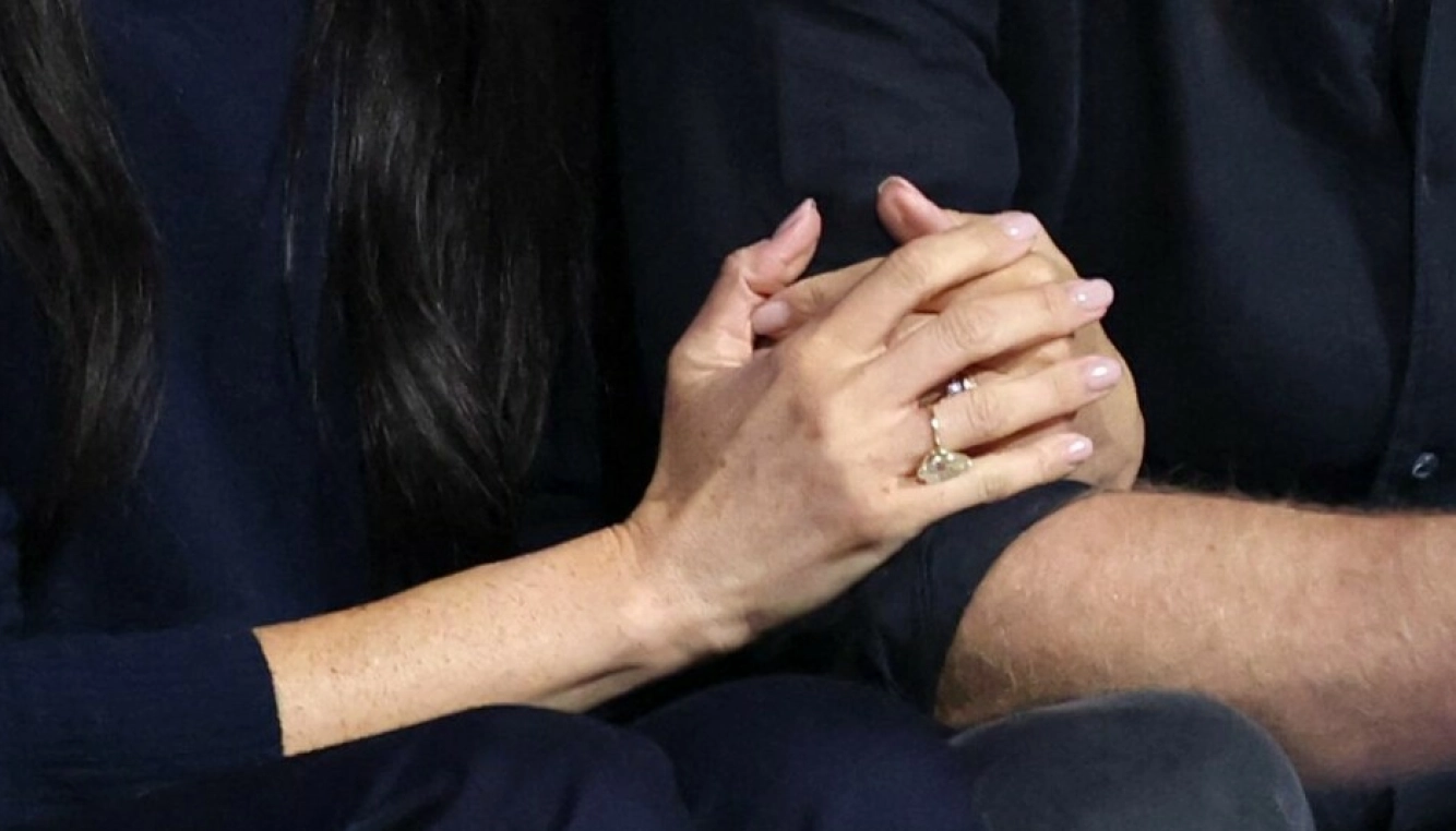 KOSTBAR: Det kan se ut til at edelsteinen i ringen er en farget diamant med en svimlende høy pris. Foto: Ronald Martinez/ Getty Images/ AFP/ NTB