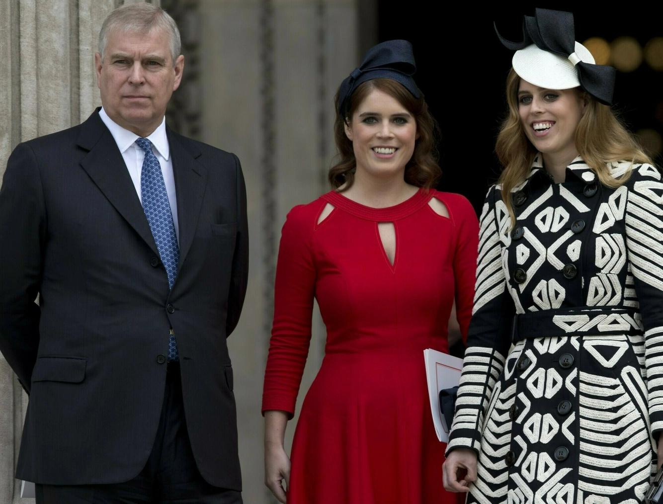 MED PAPPA: Eks-prins Andrew sammen med døtrene Eugenie og Beatrice. Foto: JUSTIN TALLIS / AFP/NTB