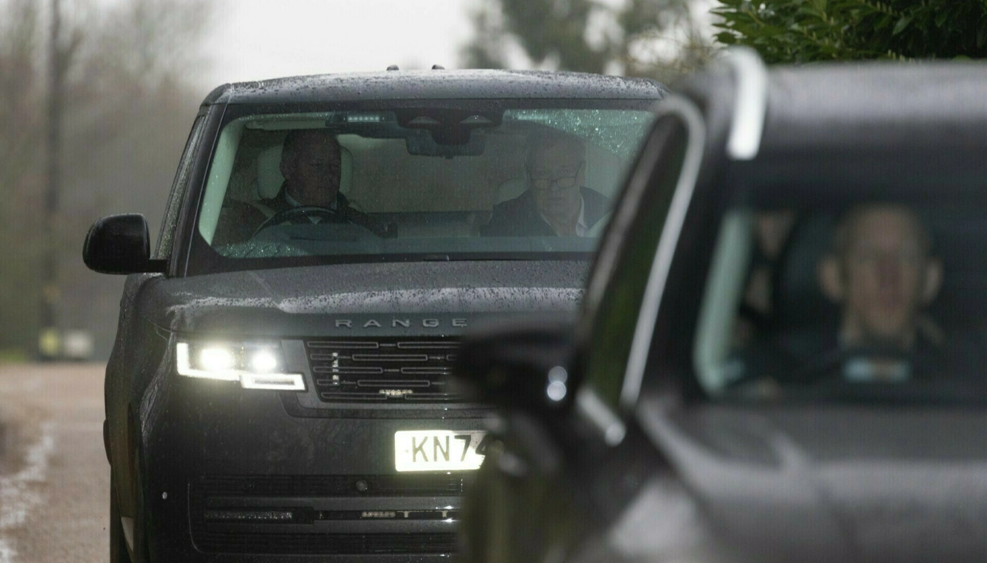 POLITIAKSJON: Torsdag morgen rykket politiet ut til Sandringham-eiendommen, der eks-prinsen oppholdt seg - og pågrep ham. Foto: Bav Media / Splash News / NTB