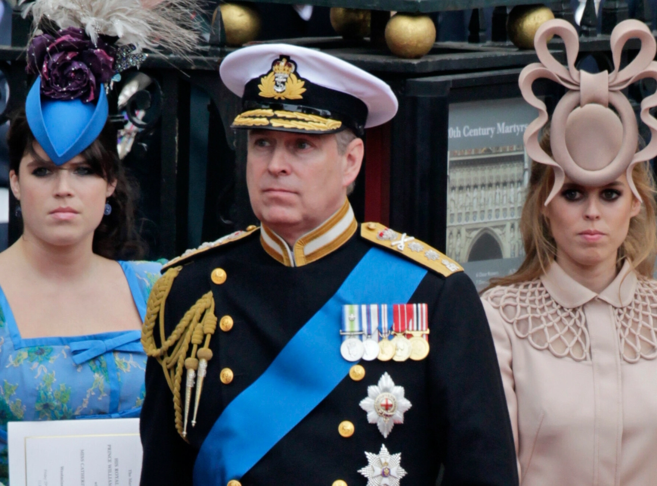 2011: Eks-prins Andrew sammen med døtrene prinsesse Eugenie (til venstre) og prinsesse Beatrice (til høyre) under bryllupet til prins William og prinsesse Kate i 2011. Foto: AP Photo / Gero Breloer / NTB