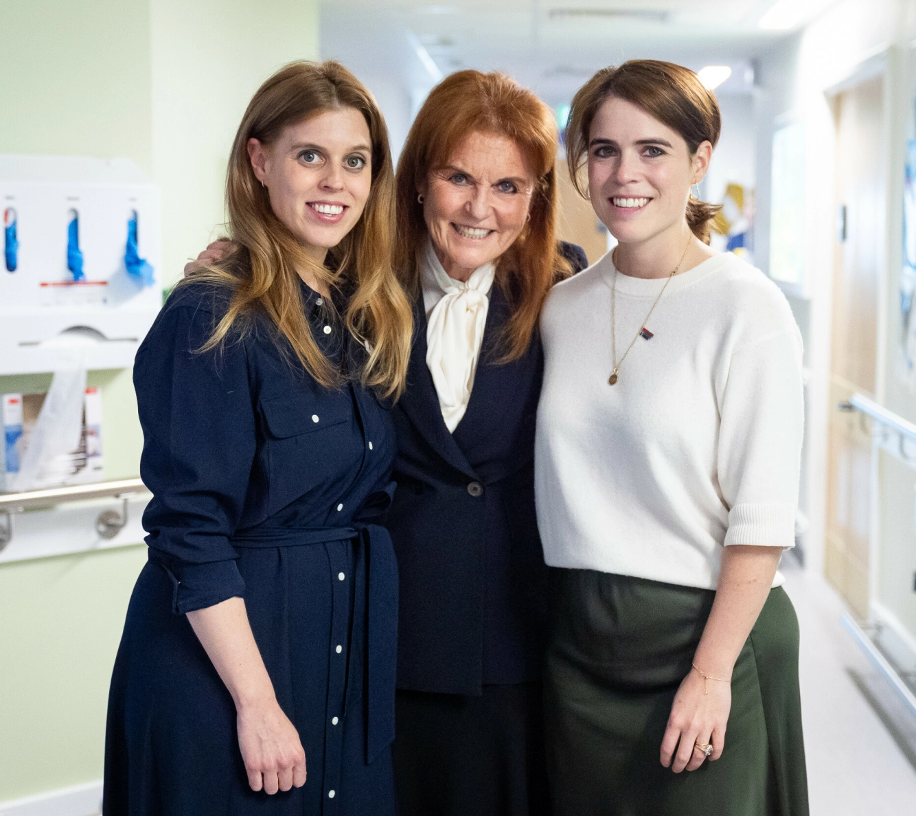 FAMILIE: Prinsesse Beatrice, Sarah Ferguson og prinsesse Eugenie avbildet i London 23. april 2025. Foto: NTB