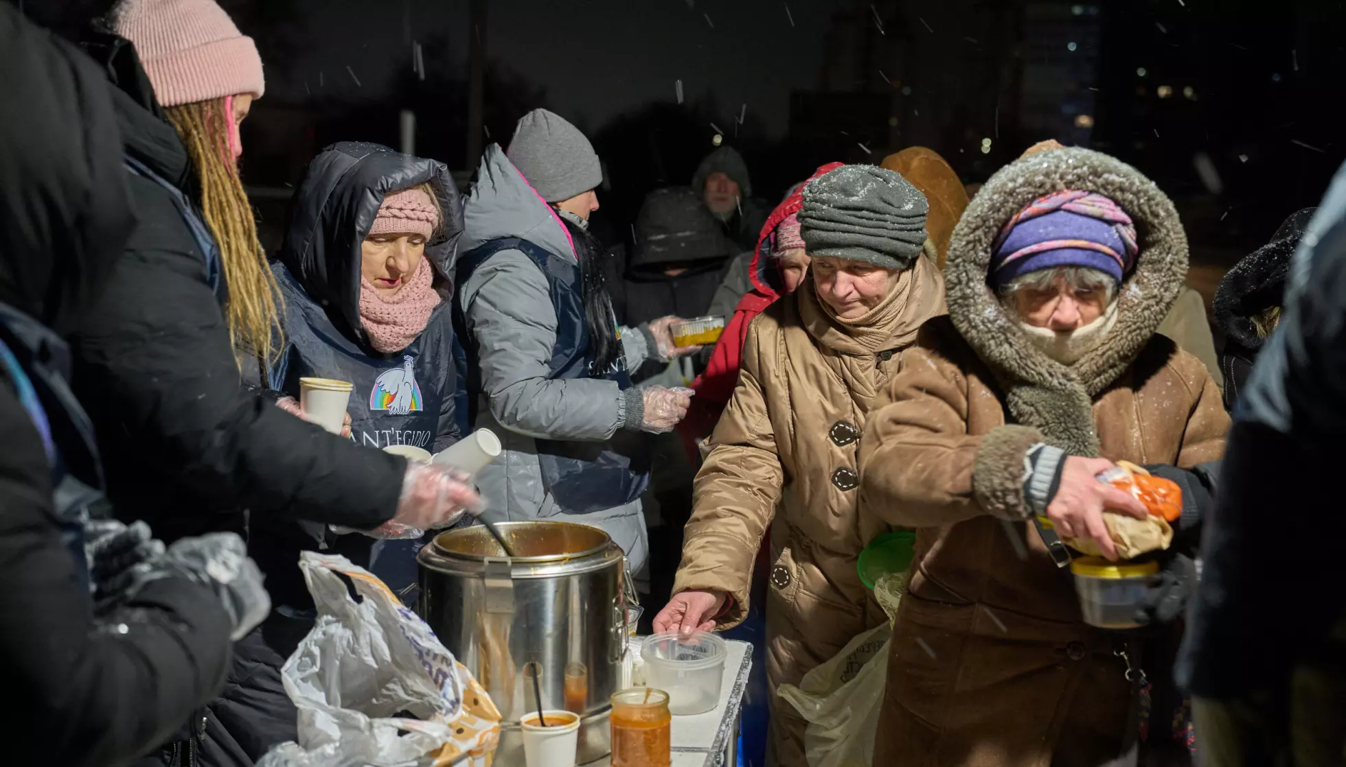Matutdeling til eldre mennesker i Kyiv i regi av en kristen forening. Foto: Jefrem Lukatskyj / AP / NTB
