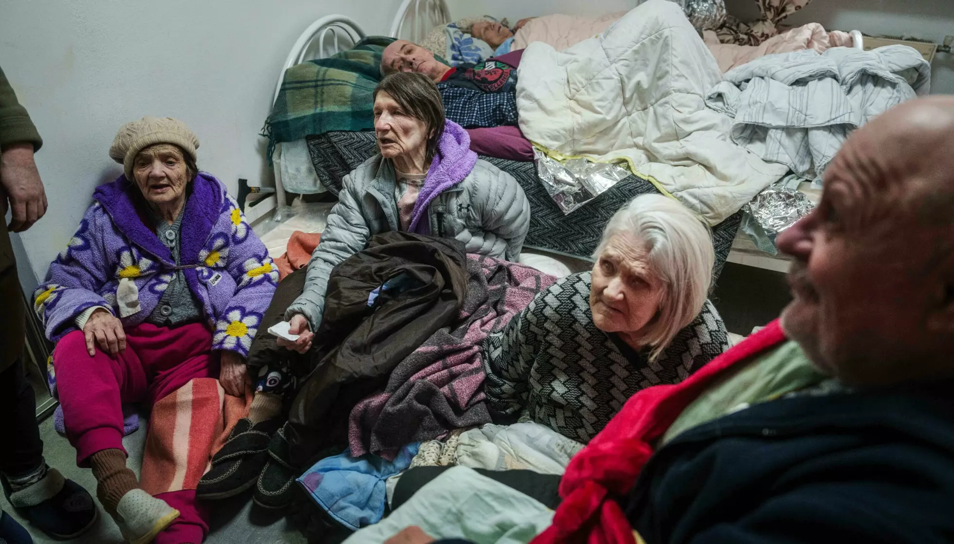 Eldre kvinner i et hospice i Kyiv som er blitt ødelagt i et russisk angrep i romjulen Foto: Jevhen Maloletka / AP / NTB