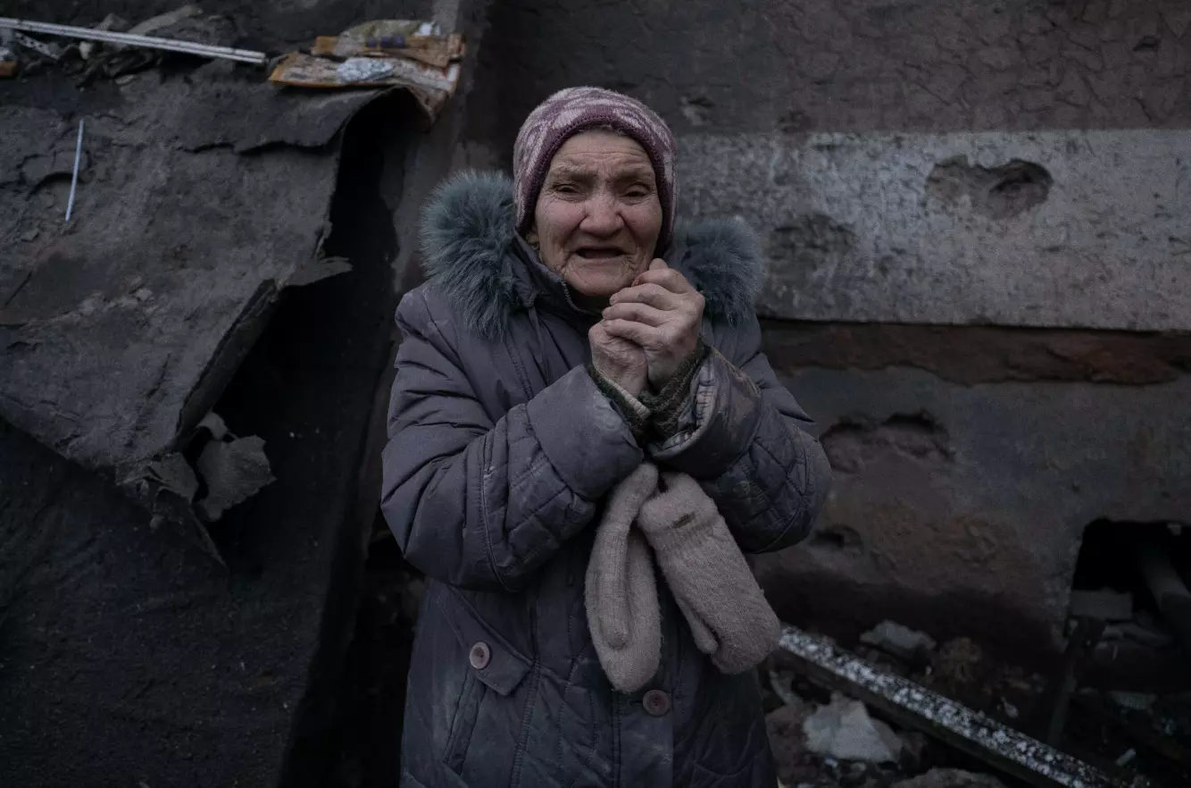 En eldre kvinne i Kramatorsk i Donetsk etter at huset hennes ble ødelagt i et russisk luftangrep tidligere i februar. Foto: Iryna Rybakova / Ukrainas militære via AP / NTB