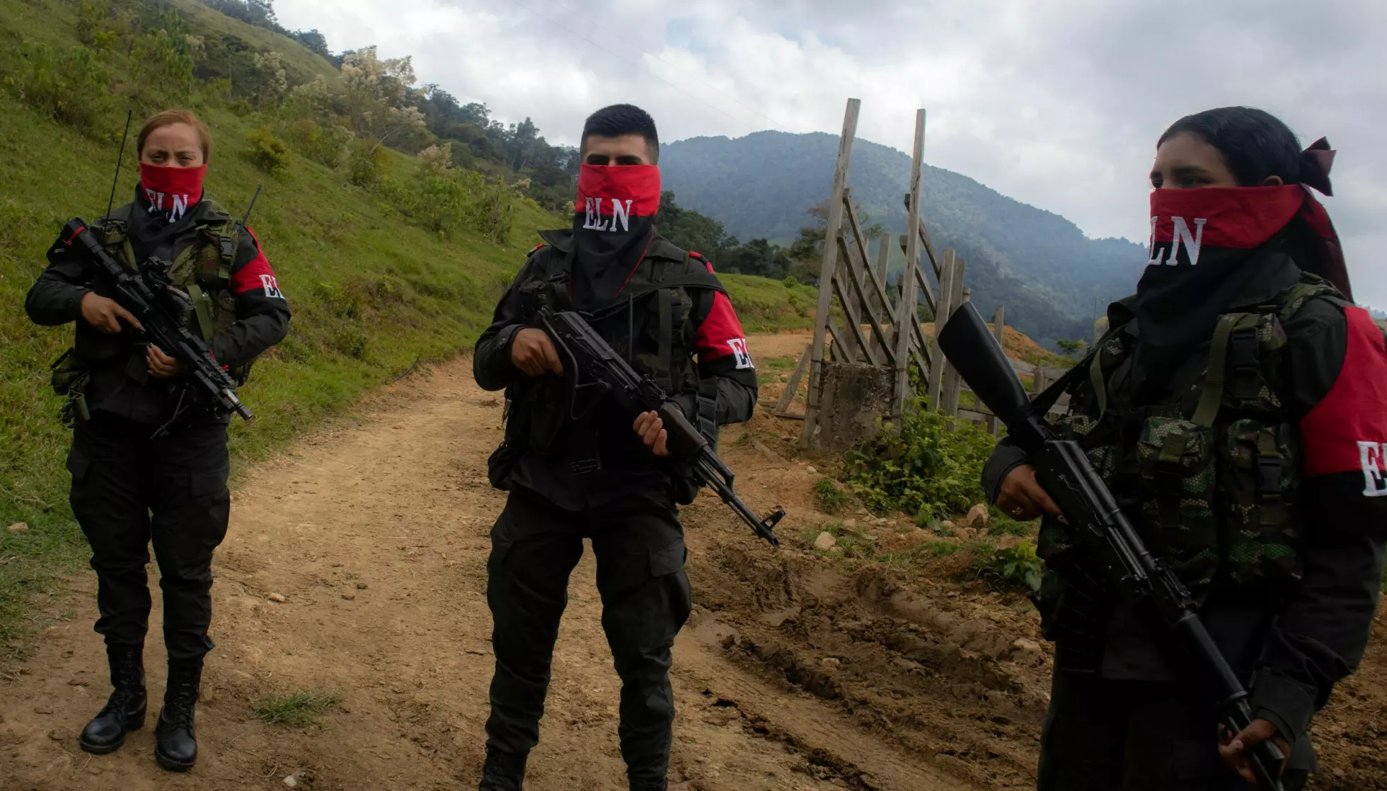 ETT ÅRS KRIG: Den nasjonale frigjøringshæren (ELN) er ei av de to geriljagruppene som i et år har ligget i krig med hverandre i Catatumbo-regionen i Colombia. Foto: NTB/Stringer/AFP