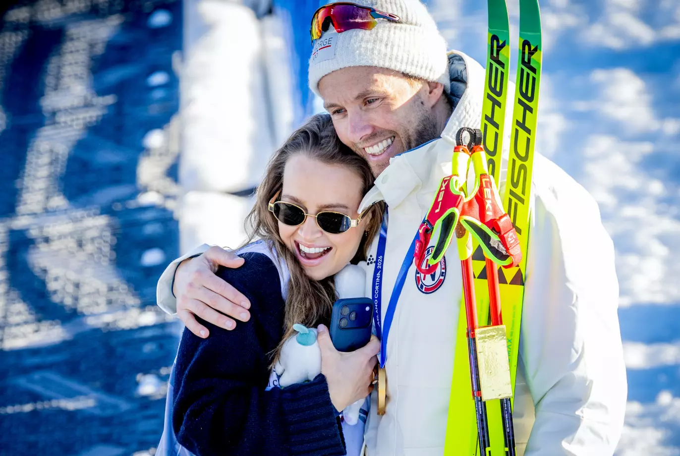 FORLOVET: Bettina Burud og Emil Iversen etter at sistnevnte vant gull på stafetten tidligere i mesterskapet. Foto: Bjørn Langsem / Dagbladet