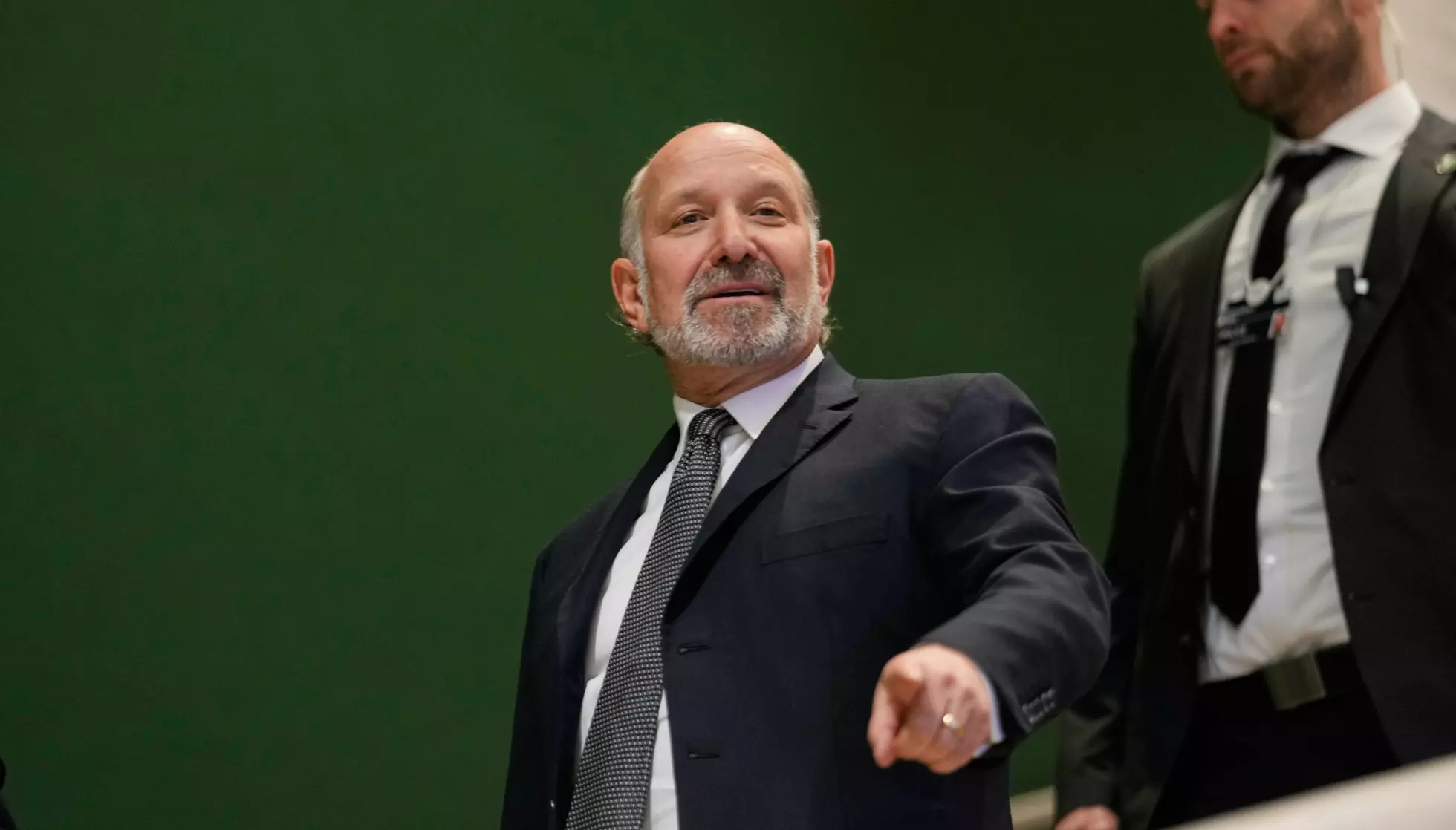 HISSET PÅ SEG FLERE: USAs handelsminister Howard Lutnick holdt siste tale under åpningsmiddagen i Davos i Sveits, da han provoserte flere med sitt budskap. Foto: Markus Schreiber / AP / NTB