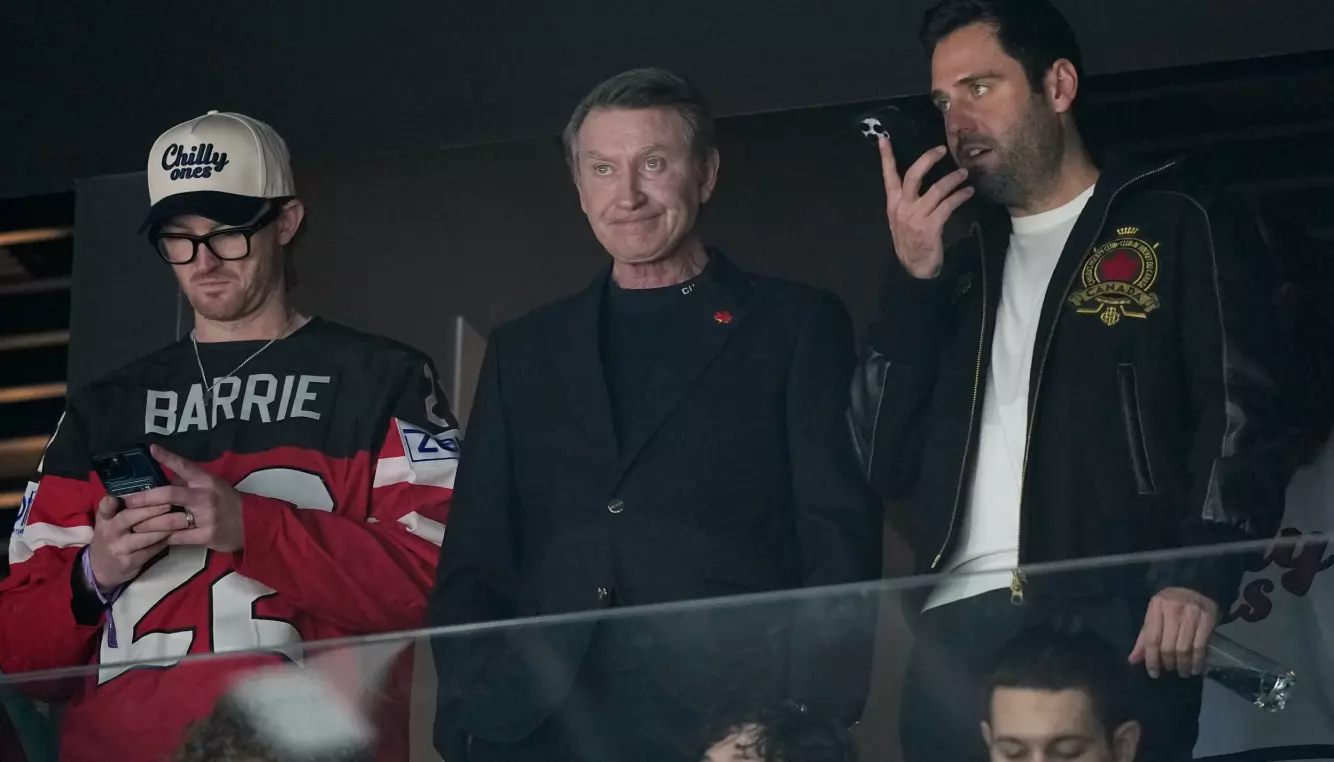 LEGENDE: Wayne Gretzky (i midten) var til stede under finalen i Milano. Foto: NTB