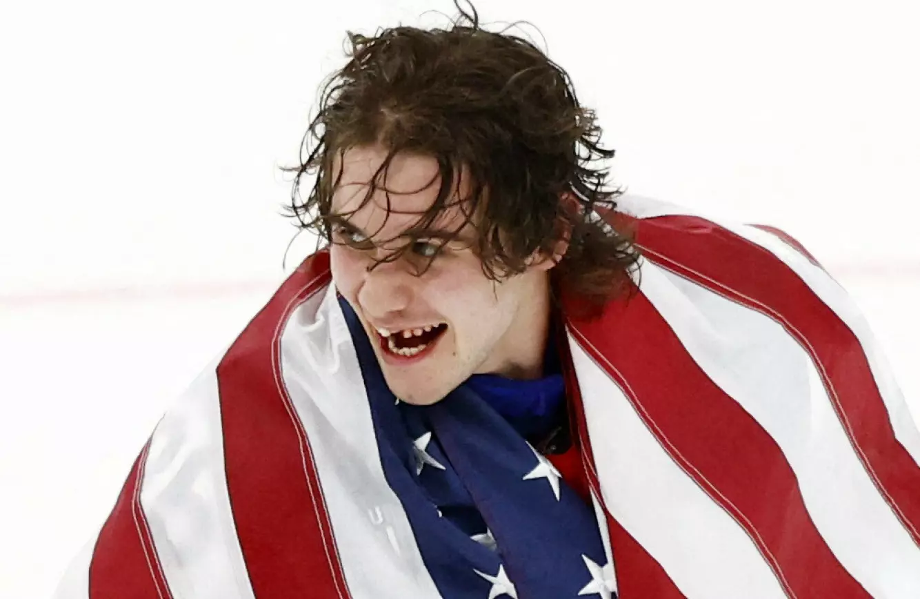 HELT: Jack Hughes slo ut et par tenner i finalen. Foto: NTB