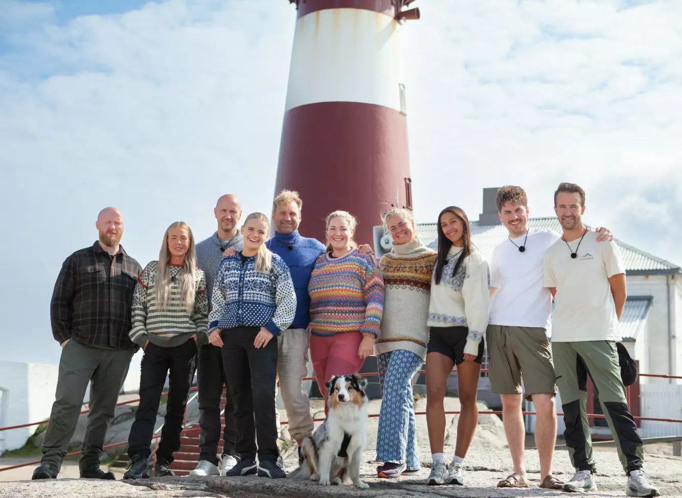 «KODE RØD»: F.v. Kevin Kildal, Rikke Isaksen, Terje Sporsem, Linnea Løtvedt, Vebjørn Sand, Maren Teien Rørvik, Bjørg Thorhallsdottir, Selma Ibrahim, Knut Peder Gransæther og Emil Solli-Tangen er deltakerne i NRKs nye realityprogram. Foto: Tormod Leet/NRK