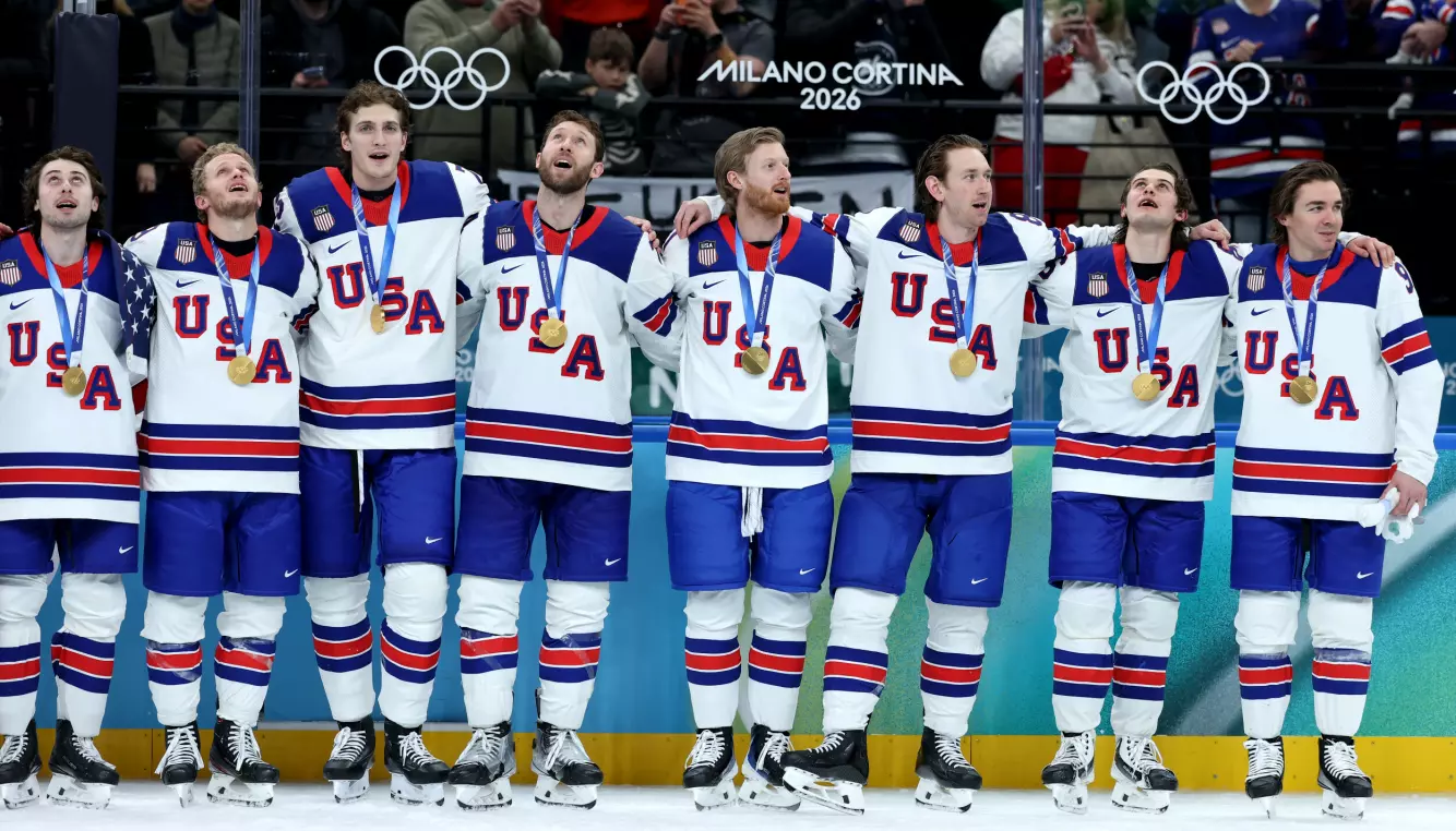 JUBEL: Det er 46 år siden forrige gang USA tok OL-gull i hockey. Verden er henrykt over kvaliteten på finalen. Foto: NTB