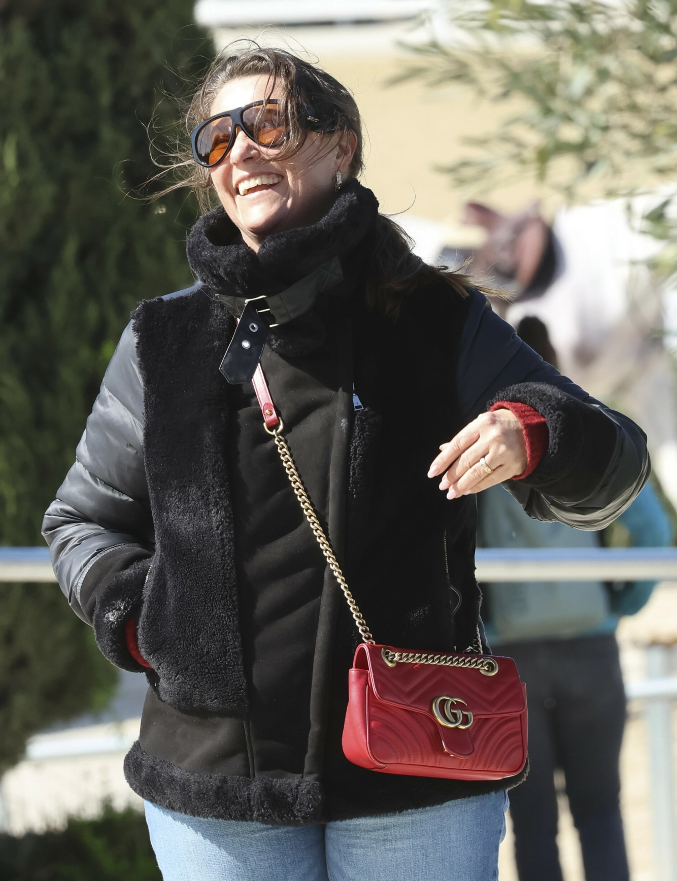 RØD DETALJ: Prinsesse Märtha ser ut til å stortrives under Spanias sol. Legg merke til den knallrøde Gucci-vesken - et perfekt og artig tilbehør på et ridestevne. Foto: NTB