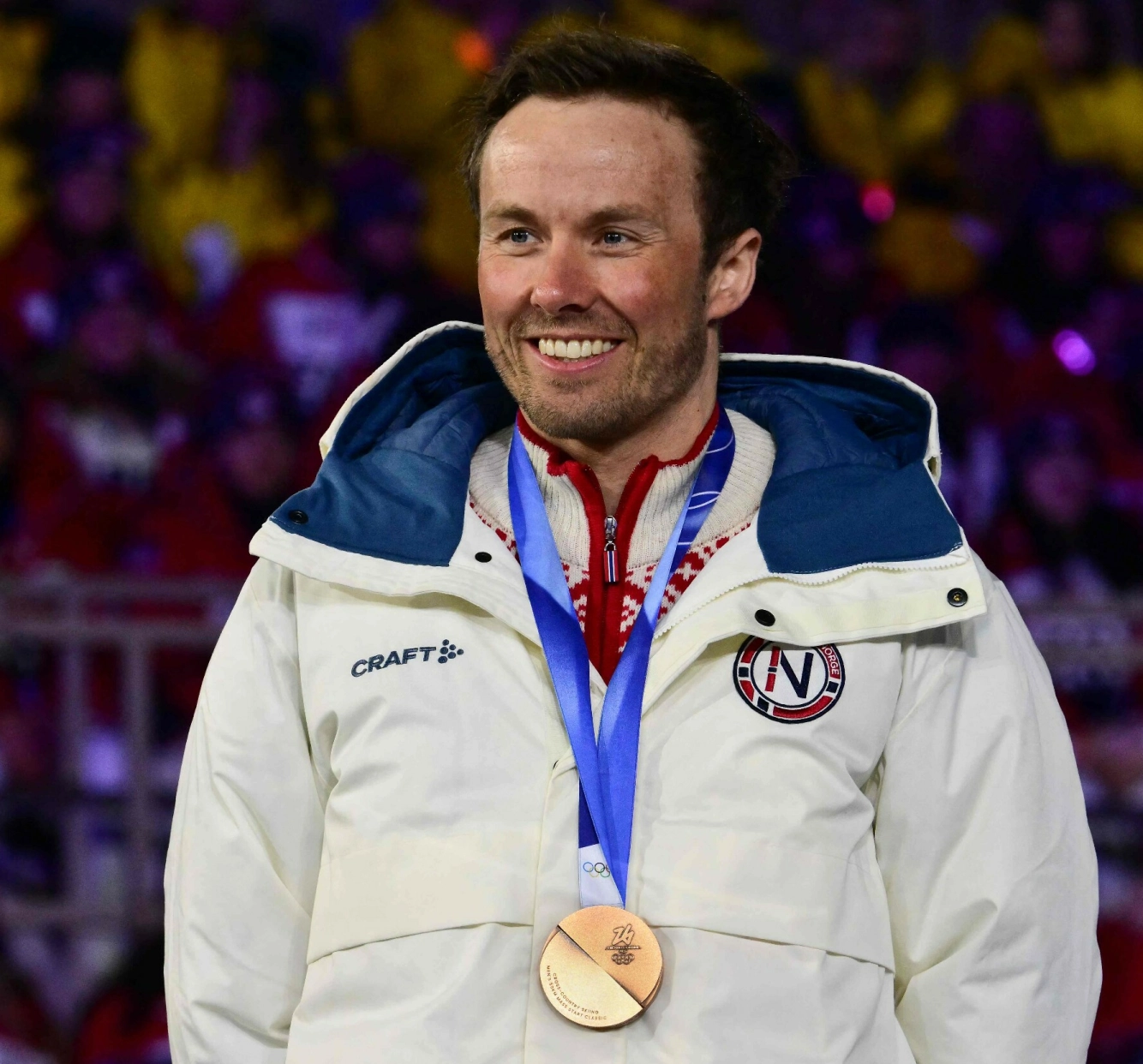BRONSEJUBEL: Emil Iversen feirer bronsemedaljen på pallen etter 50 kilometer fellesstart for menn under Vinter-OL i Milano Cortina 2026. Foto: NTB