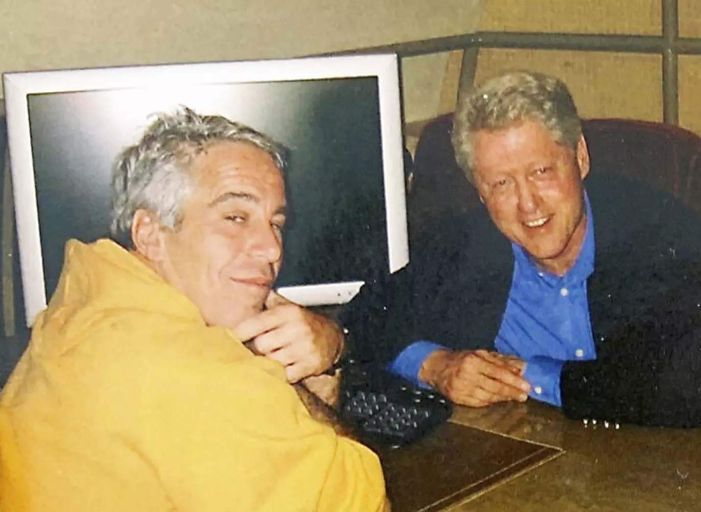 MEKTIGE VENNER: Jeffrey Epstein og Bill Clinton. Foto: Det amerikanske justisdepartementet
