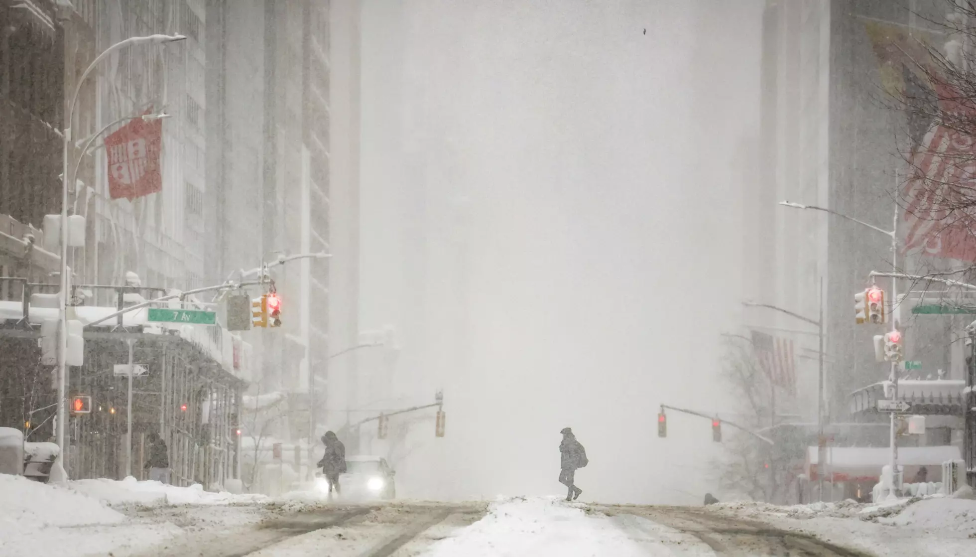 TOMME GATER: Sentrum av New York var uvanlig folketomt mandag. Foto: Jeenah Moon / Reuters / NTB