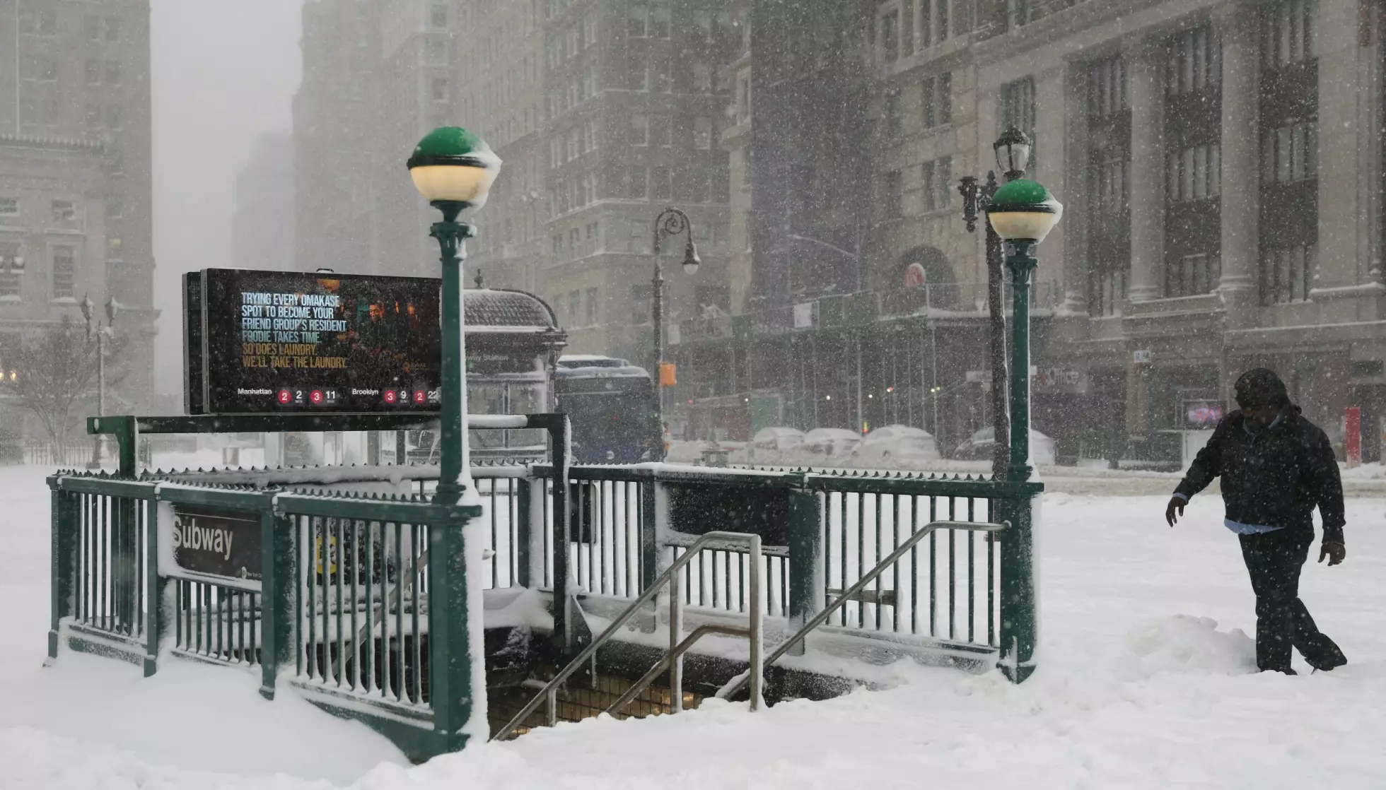 STORE SNØMASSER: Ifølge det nasjonale værsenteret ble det målt 38 centimeter snø i Central Park i New York. Her fra Brooklyn. Foto: Angela Weiss / AFP / NTB