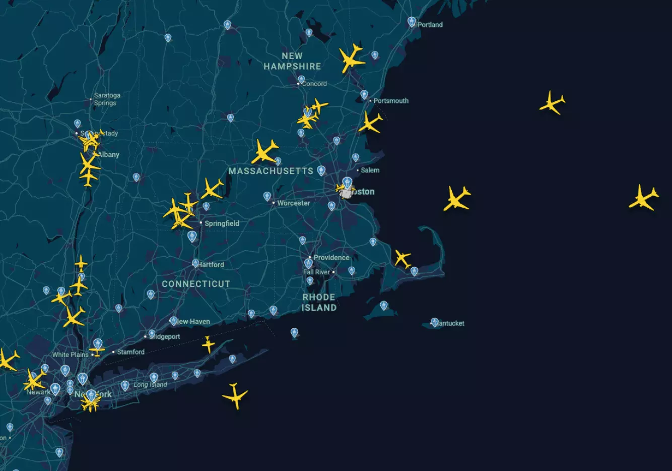 MASSEKANSELLERING: Over 6000 flygninger er kansellert på USAs østkyst, de fleste til og fra New York-områdets flyplasser. Mandag kveld viser flyrommet lite aktivitet i de rammede områdene. Skjermdump: Flightradar24