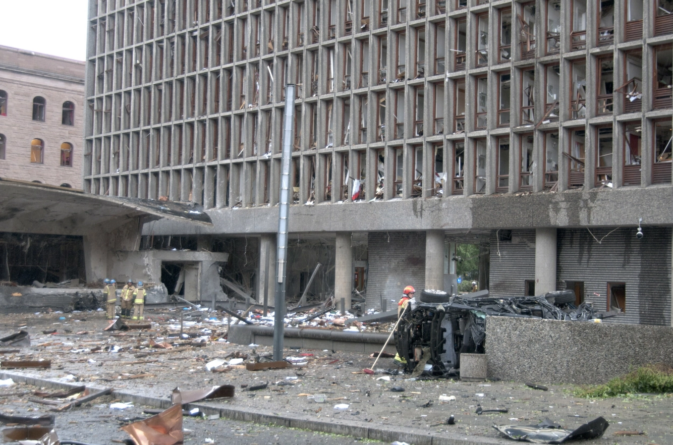 TERROR: En bilbombe eksploderte i regjeringskvartalet i Oslo 22. juli 2011, den første av to koordinerte terrorhandlinger som rystet Norge den ettermiddagen. Foto: Oistein Norum Monsen / Dagbladet