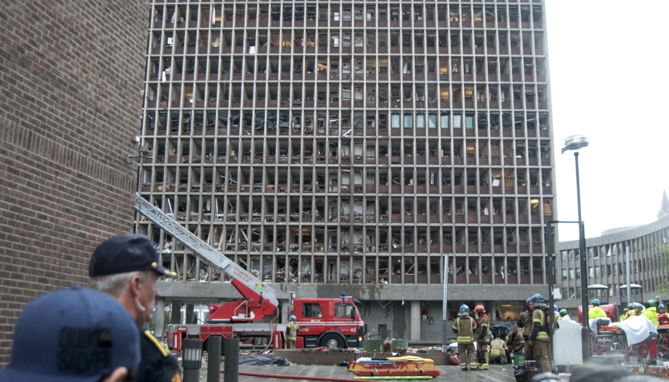 KAOS: Bomben drepte åtte og skadet mange flere, og utløste massiv beredskap. Bare timer senere sto gjerningsmannen bak skytemassakren på Utøya.
Foto: Øistein Norum Monsen / Dagbladet