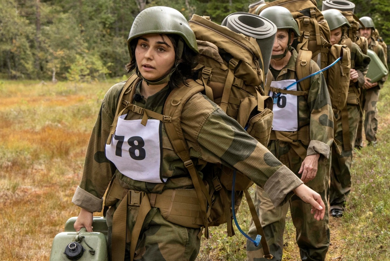 SESONG SYV: Alessandra Mele leder an, med Eva B. Ragde er like bak, under en marsj i den nyeste sesongen av «Kompani Lauritzen».
Foto: TV 2