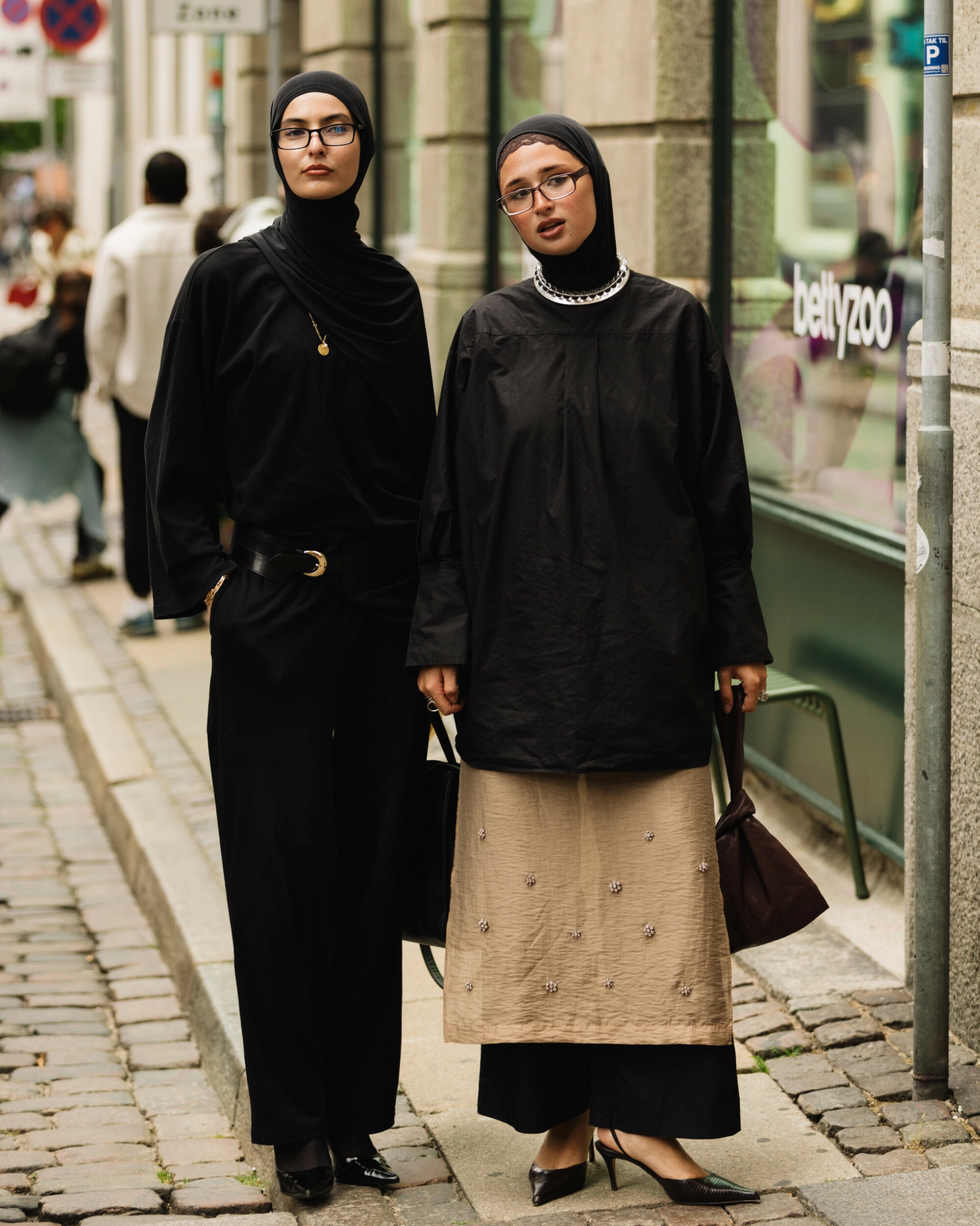 ELEGANT: En liten hæl tilfører noe elegant til antrekket. Foto: Noor-u-nisa Khan.