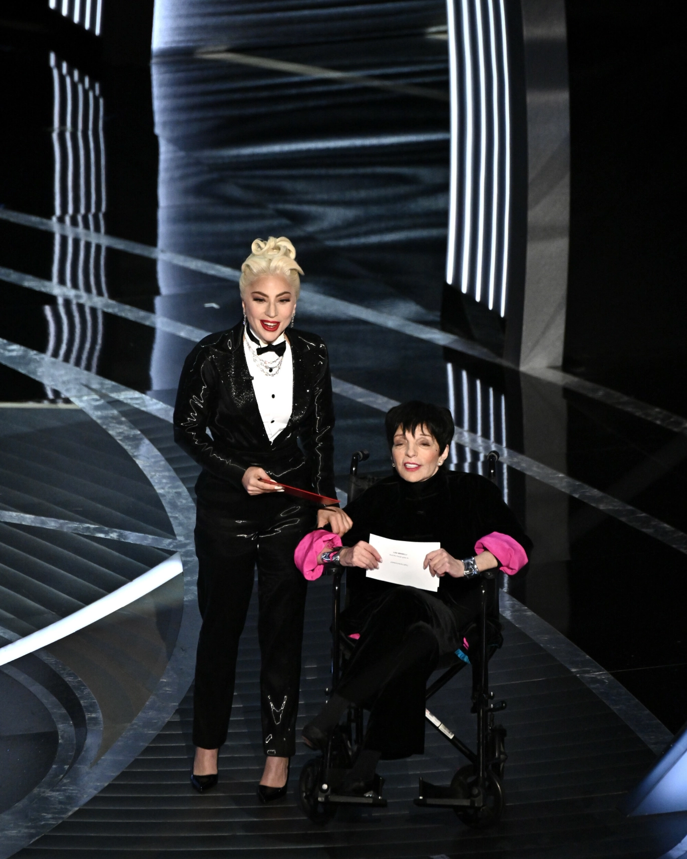 HØYDEFORSKJELL: Liza Minnelli ble sittende så lavt at hun ikke så skjermen hun skulle lese av fra. Foto: Rob Latour / Shutterstock / NTB