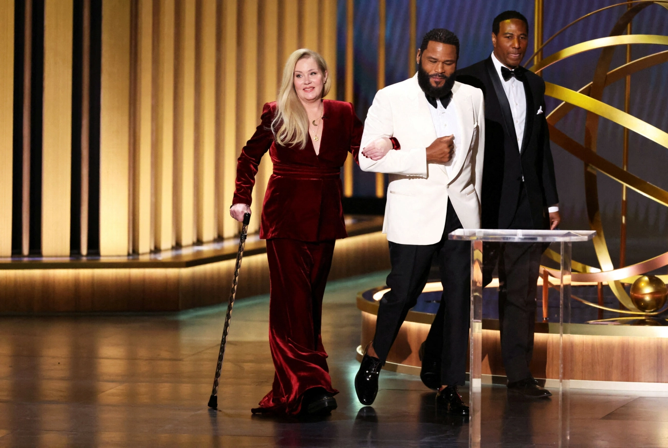 MED STOKK: Christina Applegate støttet seg til stokken og Anthony Anderson under Emmy Awards i januar 2024. Foto: Frank Micelotta/Shutterstock/NTB