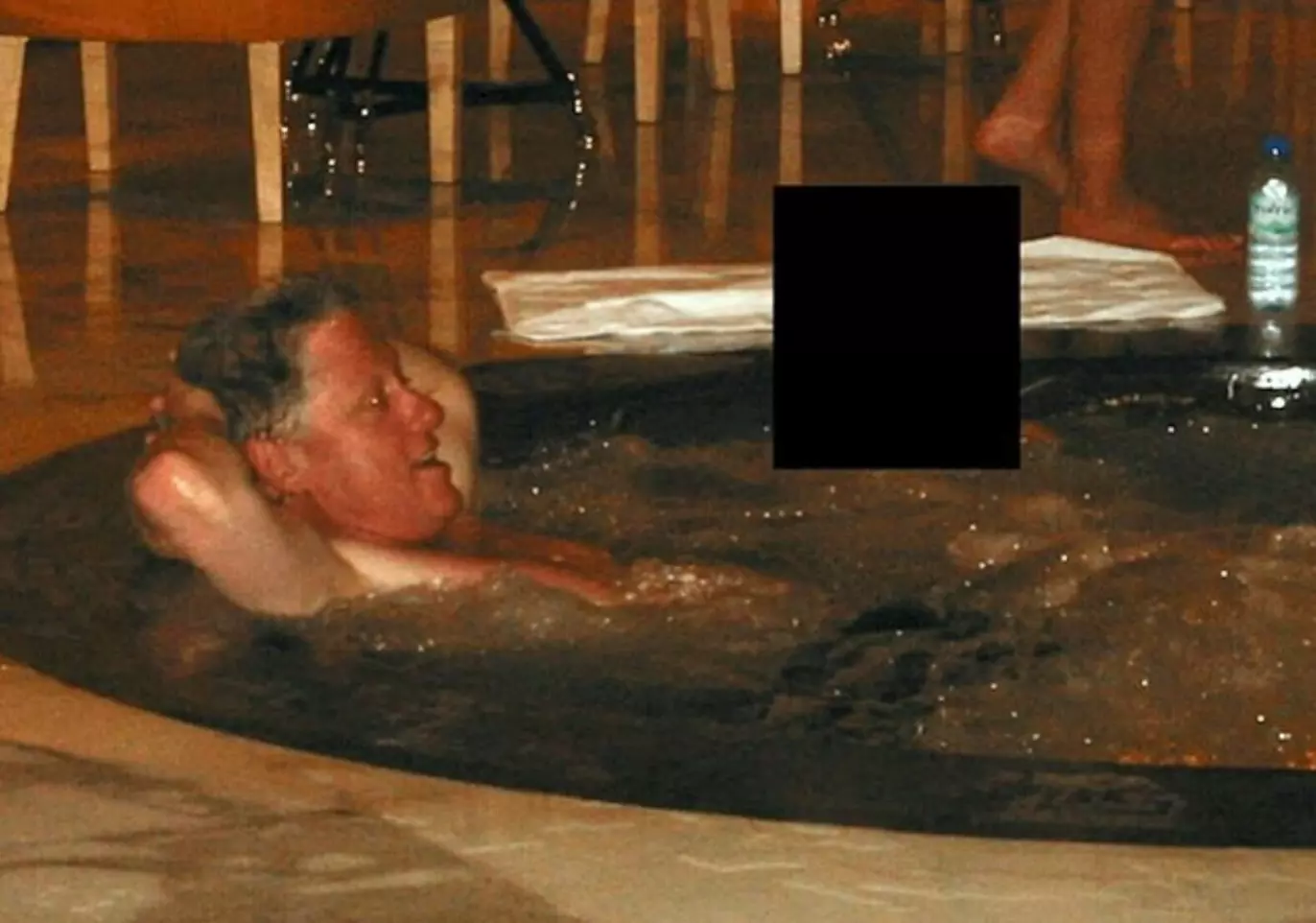 I BOBLEBADET: Bill Clinton sammen med en anonymisert person i Epstein-filene. Foto: Det amerikanske justisdepartementet