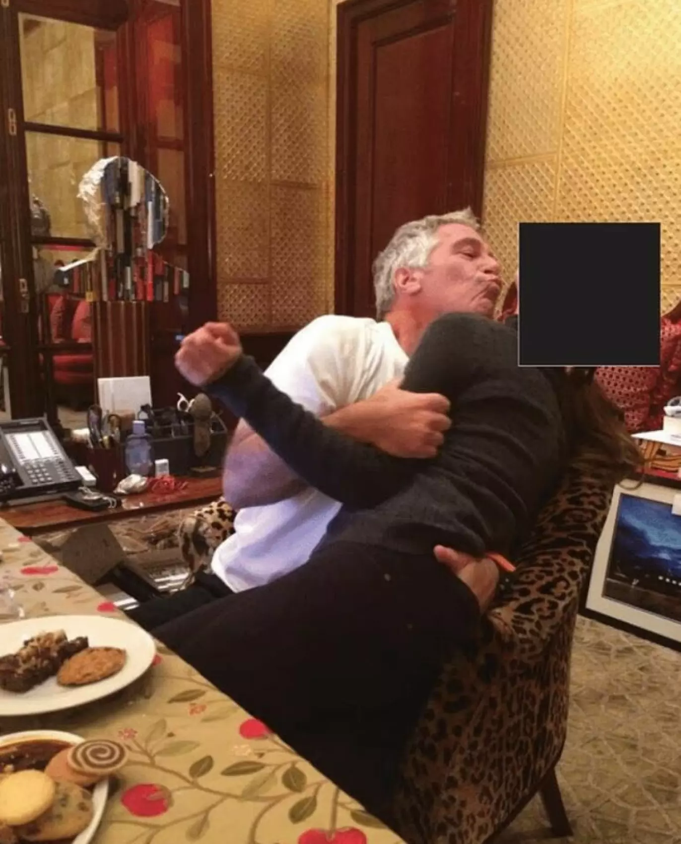 PÅ KONTORET: Jeffrey Epstein holder et stramt grep rundt en anonymisert kvinne. Foto: Det amerikanske justisdepartementet