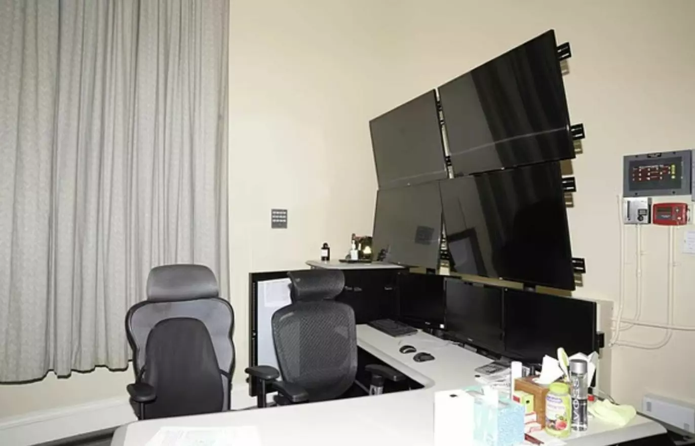 OVERVÅKET?: FBIs bilde av Jeffrey Epsteins kontor i New York. Foto: Det amerikanske justisdepartementet