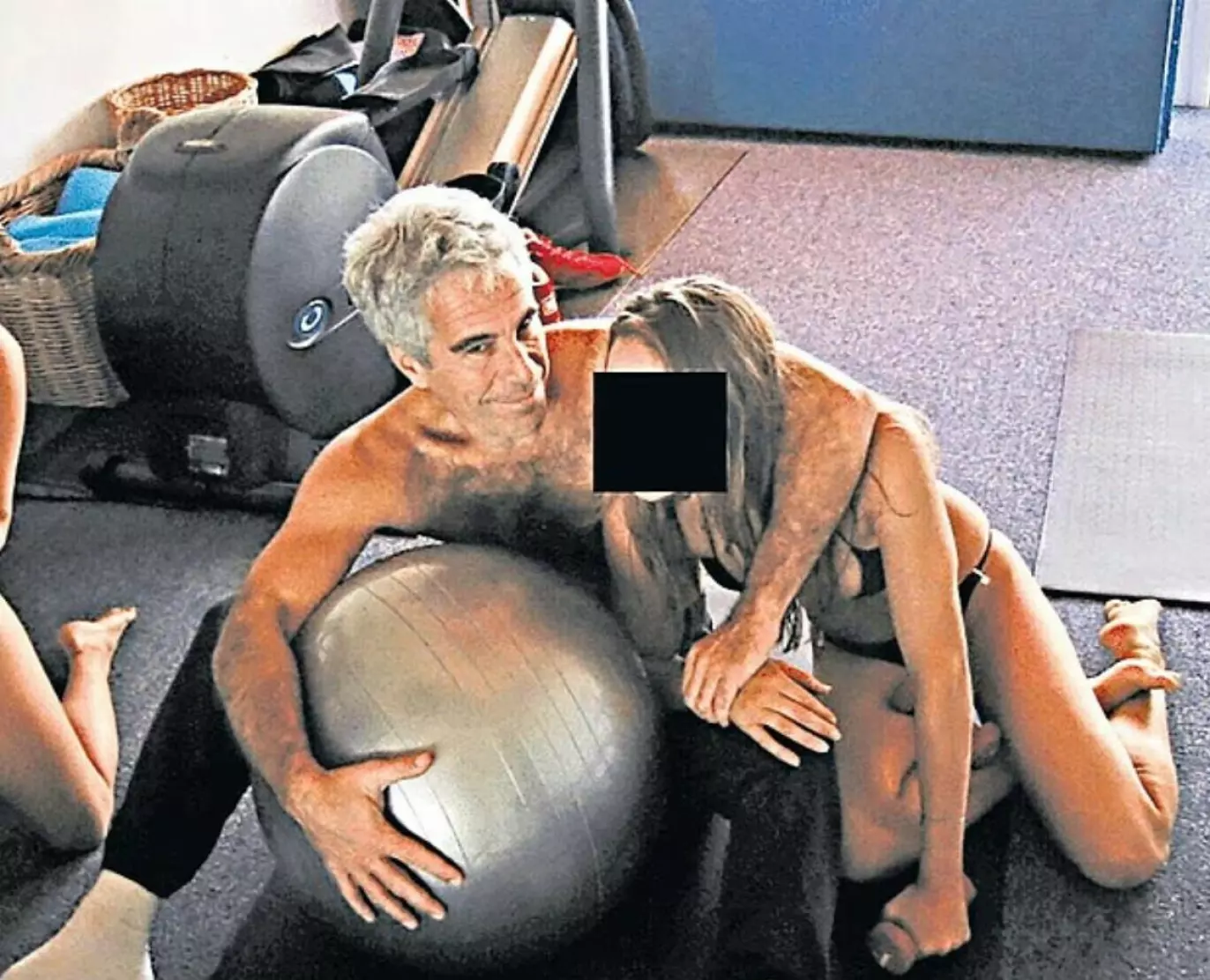 BAR OVERKROPP: Jeffrey Epstein sitter bak en stor treningsball med armen rundt en kvinne. Til venstre skimter man en annen person. Foto: Det amerikanske justisdepartementet