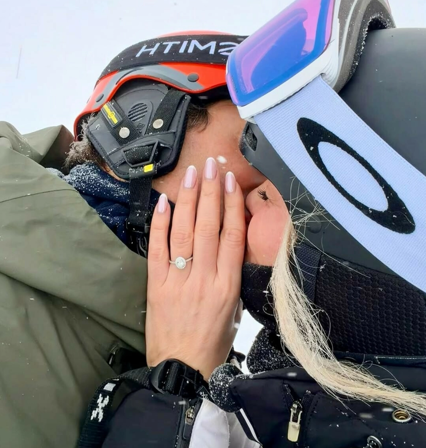 TÅKE: De fleste bildene måtte det nyforlovede paret ta dagen etter frieriet på grunn av tåken. På dette bildet derimot hadde Marna akkurat fått ringen på fingeren. Foto: @marnahaugen / Instagram