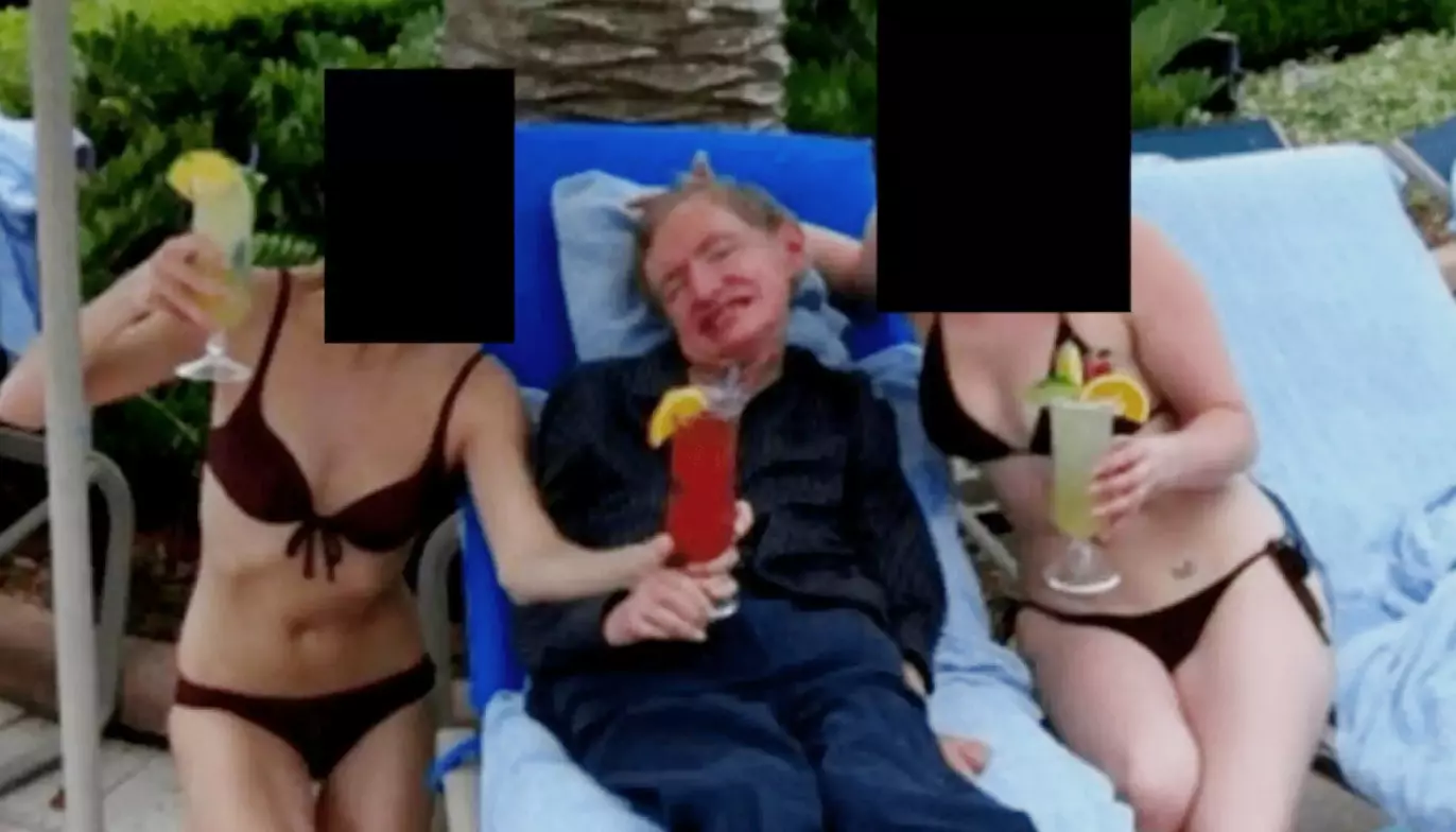 SKÅL: Stephen Hawking i Epstein-filene, hvor man ser ham med to anonymiserte damer og drinker. Foto: Det amerikanske justisdepartementet