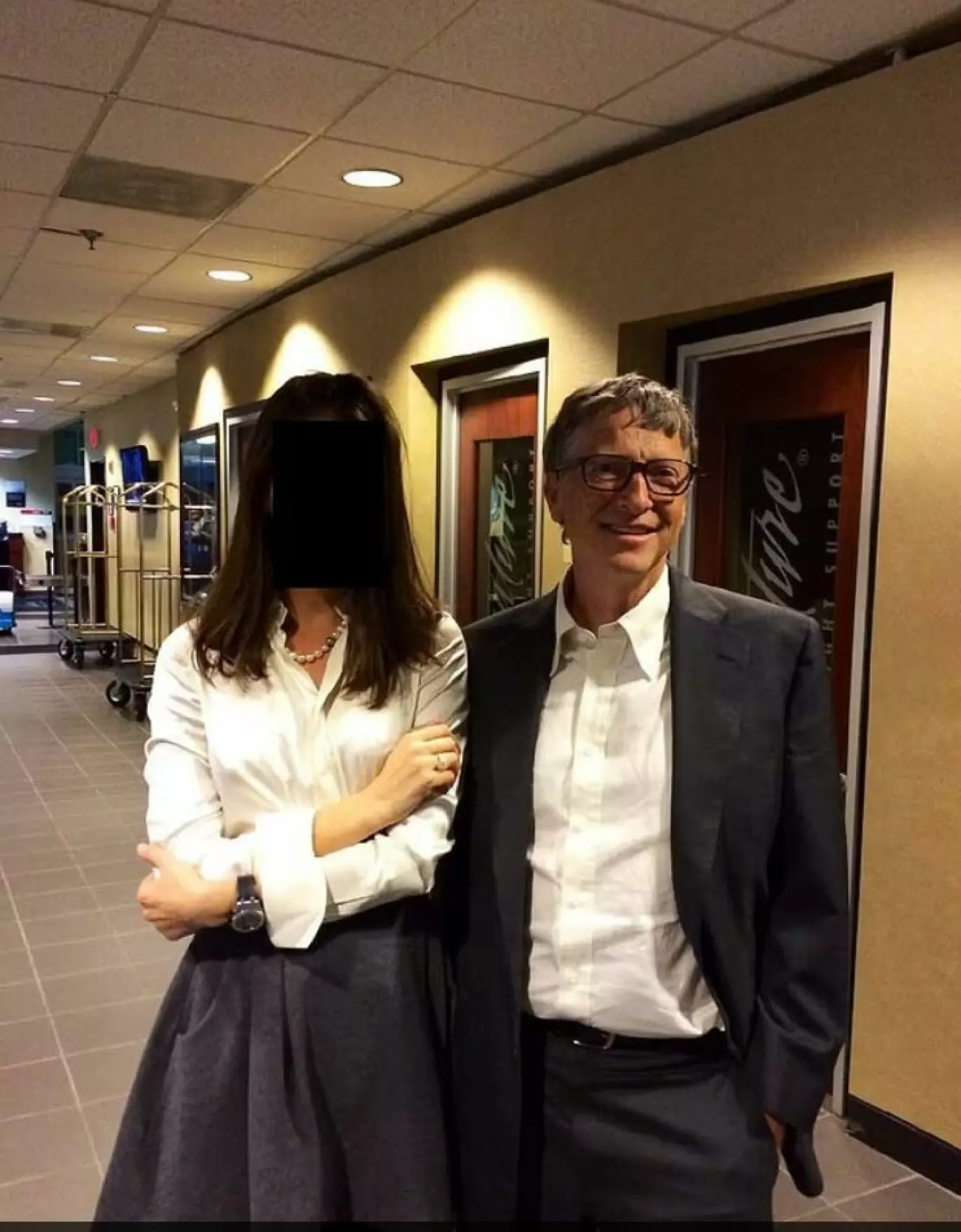 SLADDET: Bill Gates sammen med en kvinne med sladdet ansikt på et bilde fra Epsteins-filene. Foto: Det amerikanske justisdepartementet