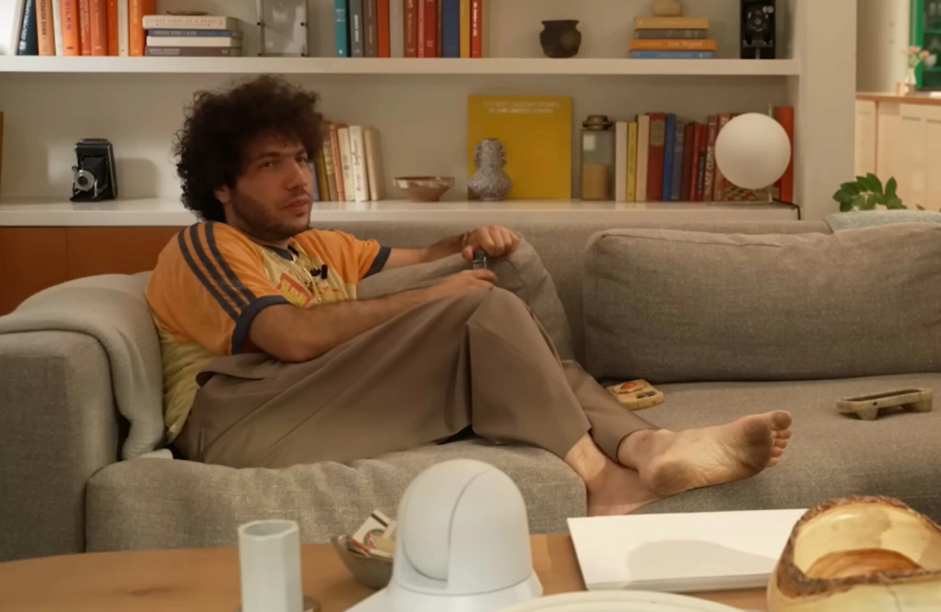 FÅR GJENNOMGÅ: Benny Blancos skitne føtter har ikke blitt godt mottatt av fansen i hans nyeste podkast-episode. Foto: Skjermdump fra Youtube