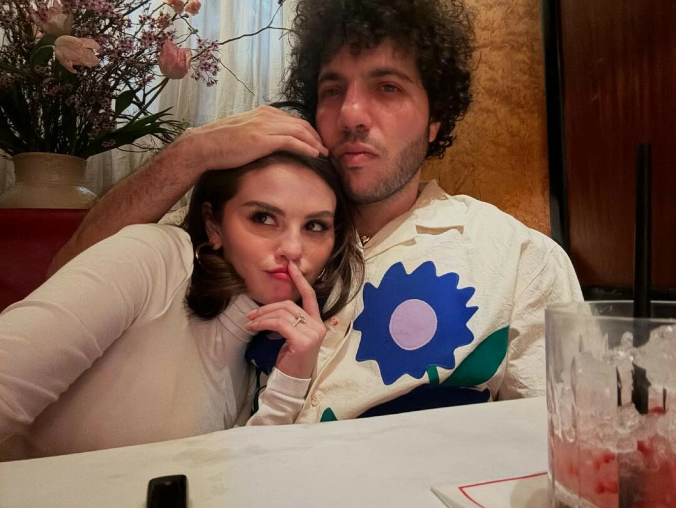 BRYR SEG IKKE: Selena Gomez tar ektemannen i forsvar etter at fansen reagerte på hans møkkete føtter. Foto: Instagram / @selenagomez