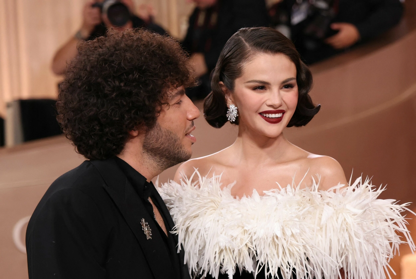 FORELSKET: Benny Blanco og Selena Gomez ser ut til å være mer forelsket enn noen gang. Her er de avbildet på Golden Globes Awards i januar. Foto: by Michael Tran / AFP / NTB