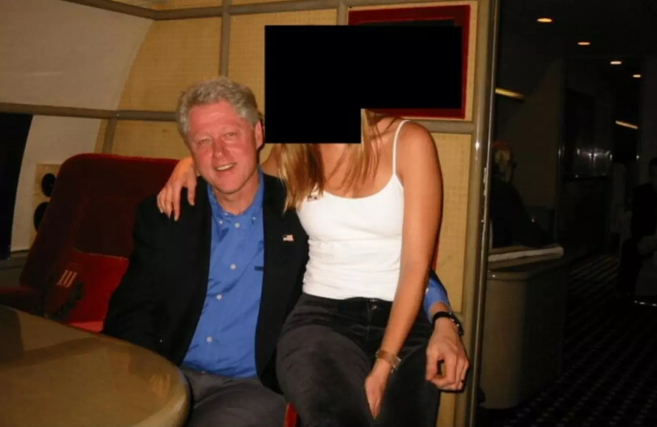 I FILENE: Bill Clinton med armen rundt en kvinne som har blitt anonymisert. Foto: Det amerikanske justisdepartementet