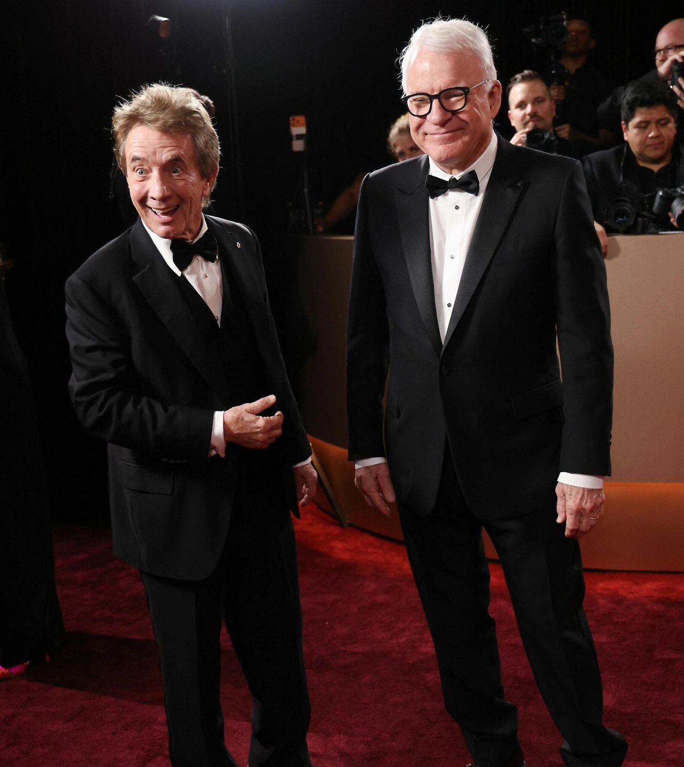 VENNER: Martin Short og Steve Martin spilte i filmen «Three Amigos» sammen i 1986, dermed kan de feire 40 år som samarbeidspartnere i år. Bildet er fra Golden Globes 2026. Foto: Michael Tran / AFP / NTB