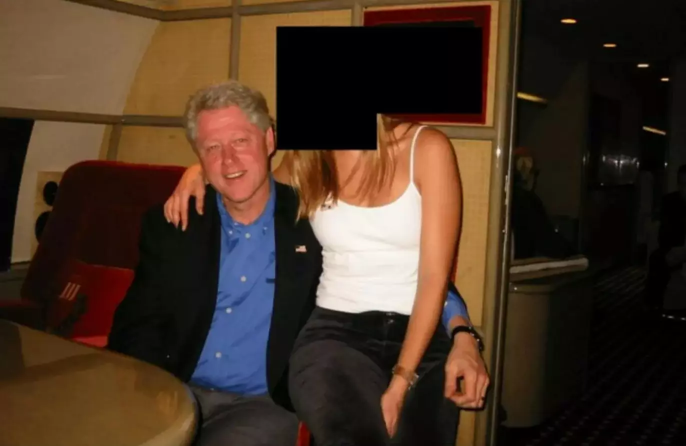 I FILENE: Bill Clinton med armen rundt en kvinne som har blitt anonymisert. Foto: Det amerikanske justisdepartementet