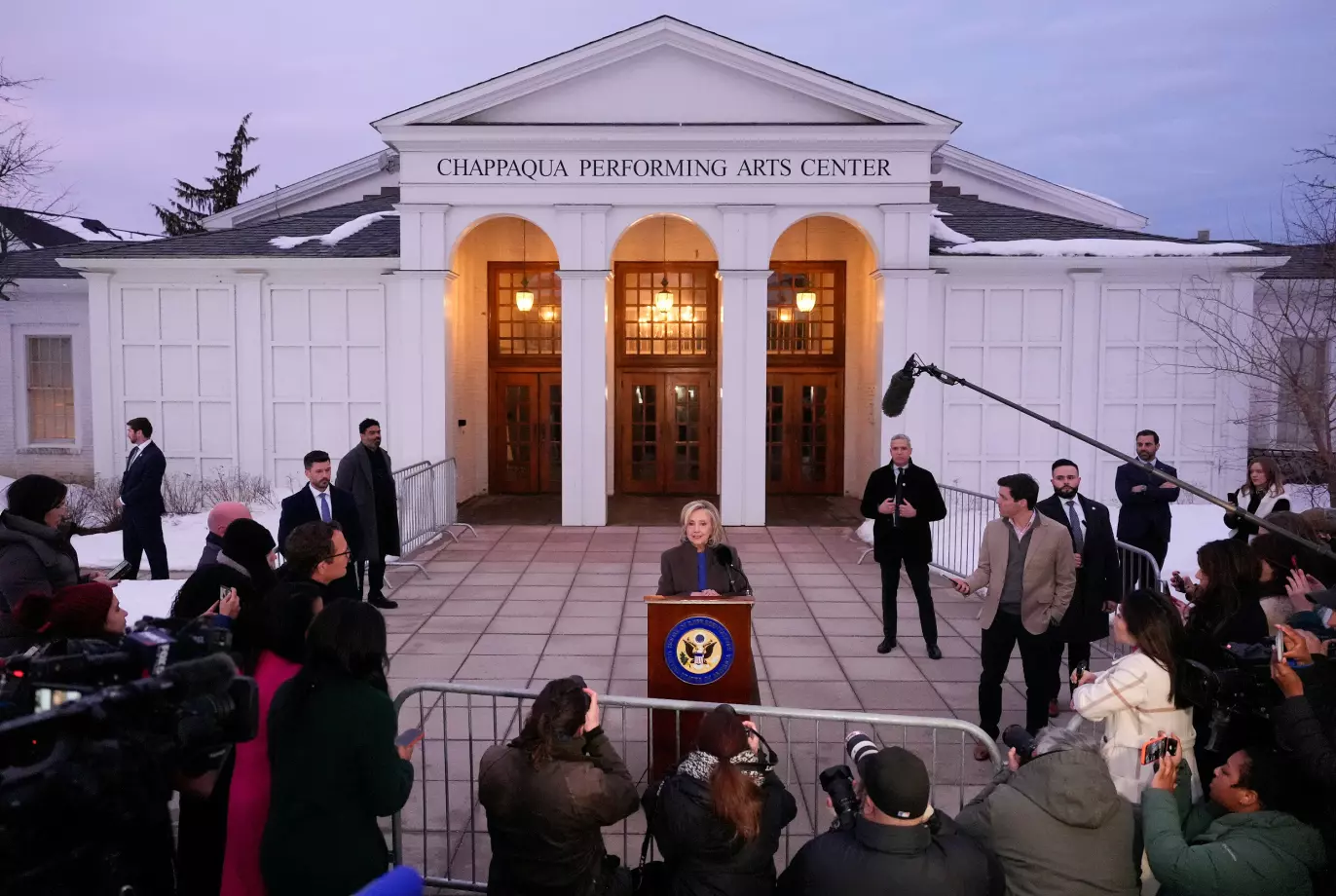STORE OVERSKRIFTER: Hillary Clinton (78) forlater Chappaqua Performing Arts Center etter å ha forklart seg for Representantenes hus i granskingen av Jeffrey Epstein, torsdag 26. februar 2026. Foto: Yuki Iwamura / AP / NTB