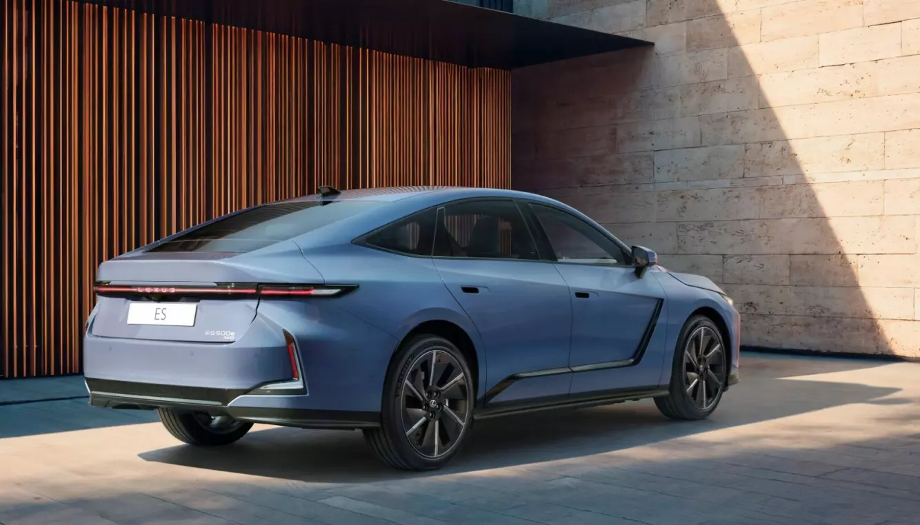 Lexus ES blir elektrisk: Her er norske priser og rekkevidde