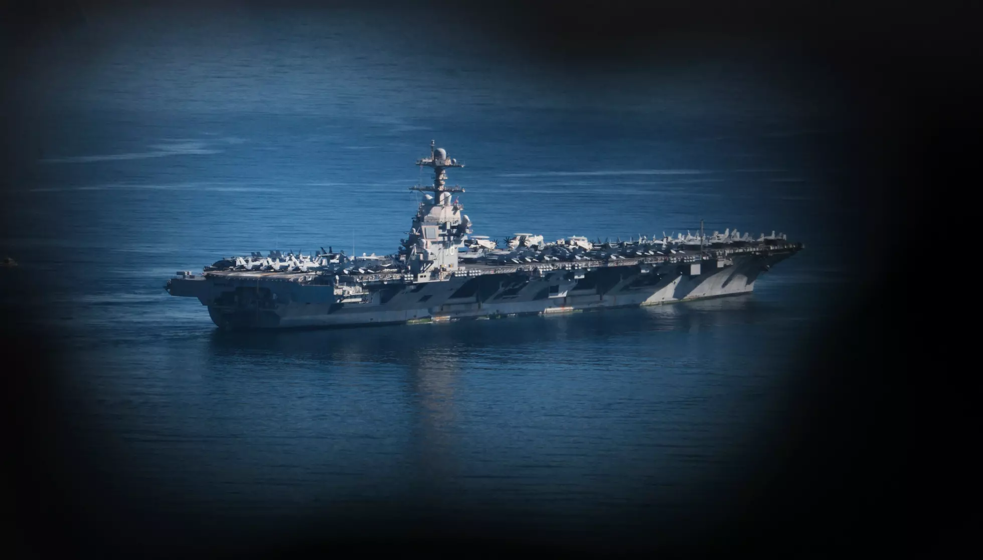 KJEMPESKIP: Hangarskipet USS «Gerald R. Ford» fotografert på torsdag, da det var på vei ut fra basen i Chania på Kreta. Skipet var fredag utenfor kysten av Israel. Foto: Giannis Angelakis / AP / NTB